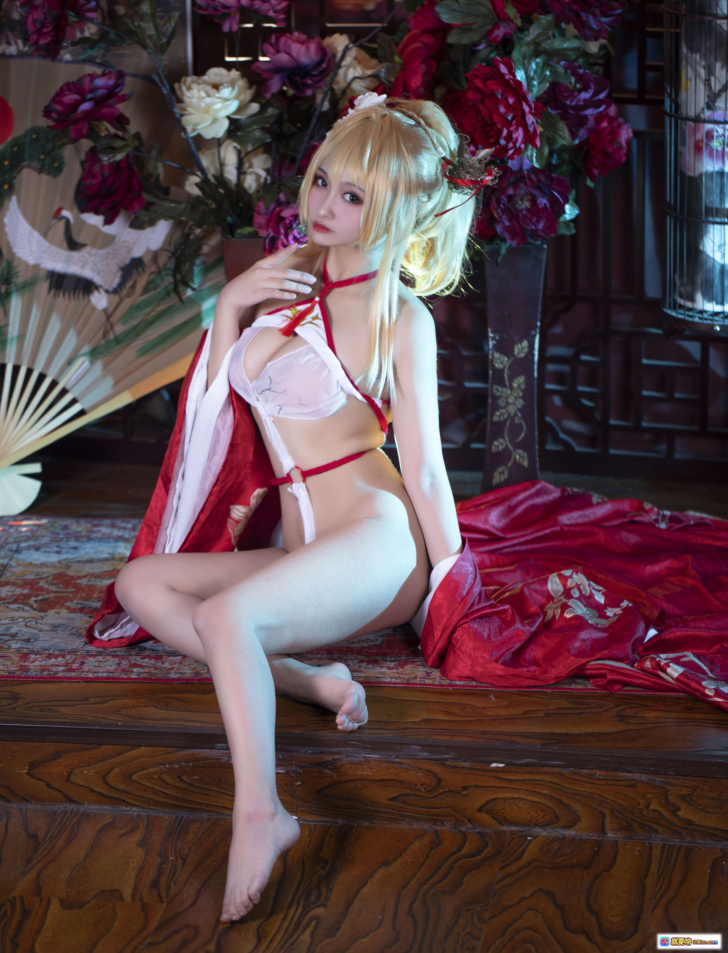 图片[7] - 洛璃LoLiSAMA NO.014光荣凉夜香雪Cosplay写真·红白和风造型·金发双马尾·精致妆容·古典花艺背景·36P高清图集 - 就要吻