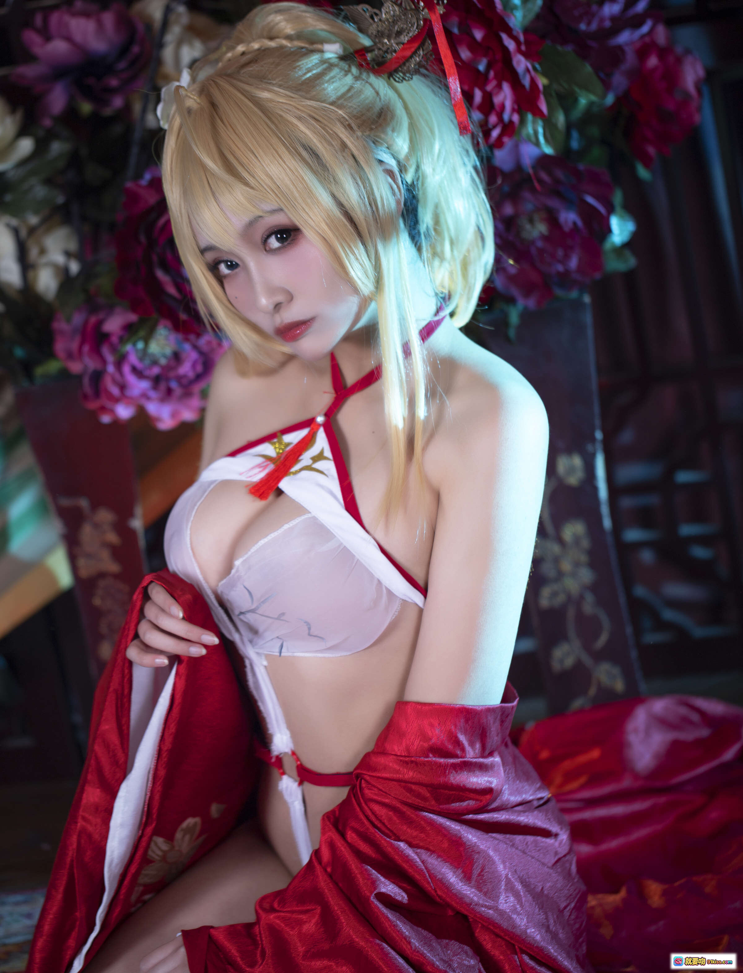 图片[2] - 洛璃LoLiSAMA NO.014光荣凉夜香雪Cosplay写真·红白和风造型·金发双马尾·精致妆容·古典花艺背景·36P高清图集 - 就要吻