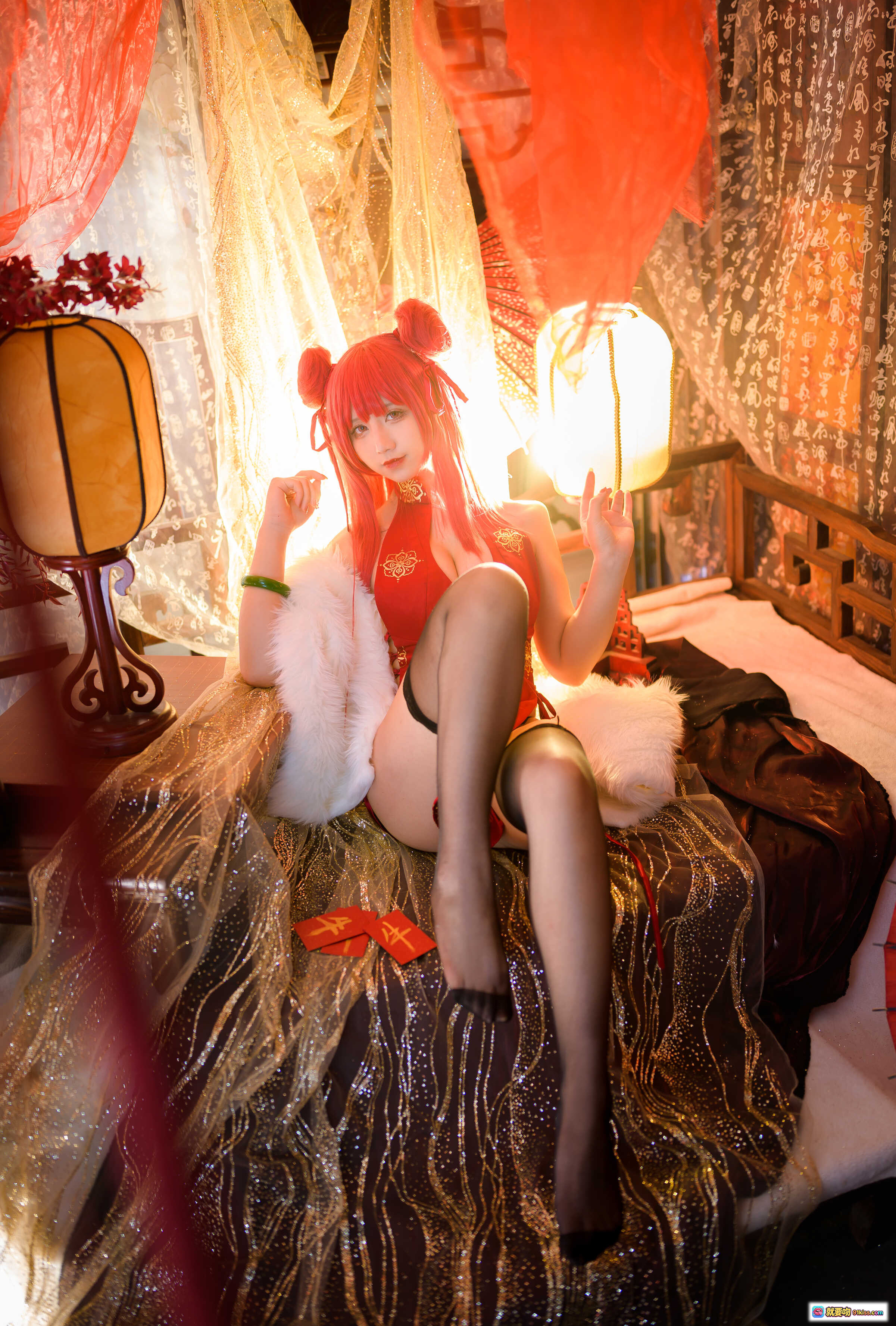 图片[8] - 九曲Jean NO.054 碧蓝航线加利索新春旗袍写真 25P高清美图 红发双马尾 旗袍黑丝 暖光灯笼古风场景 - 就要吻