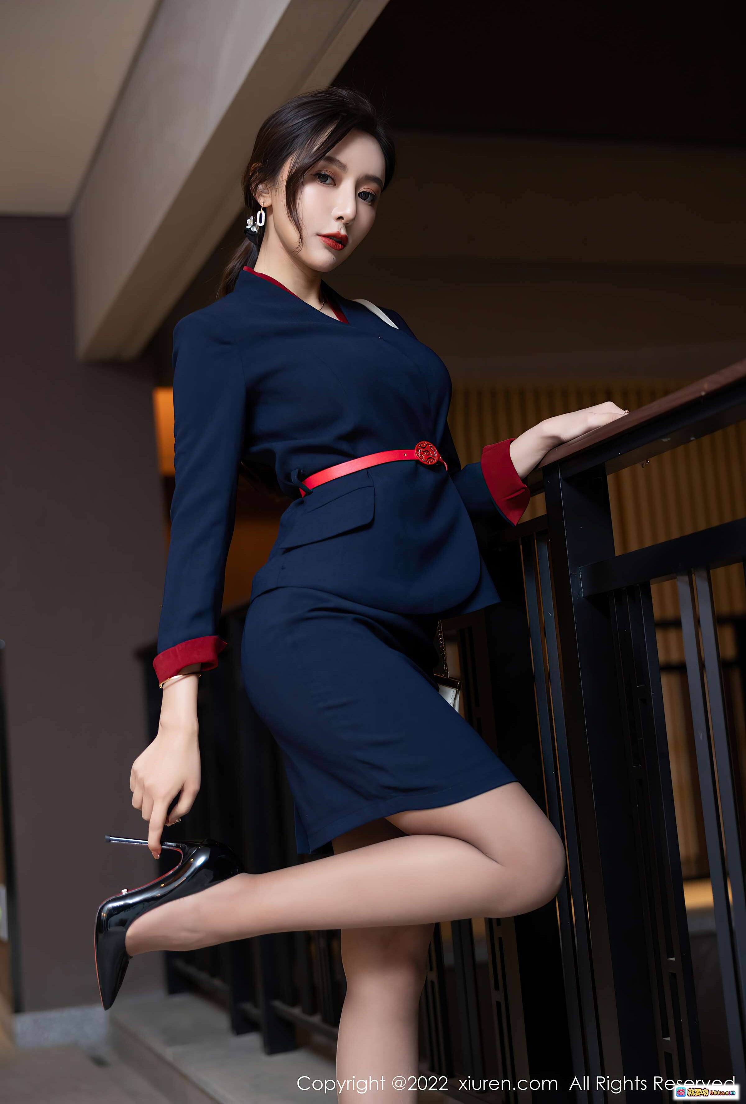 图片[3] - 王馨瑶yanni性感美腿写真 | 深蓝职业套装+红腰带+黑高跟 | XiuRen秀人网NO.4500优雅走廊造型 - 就要吻