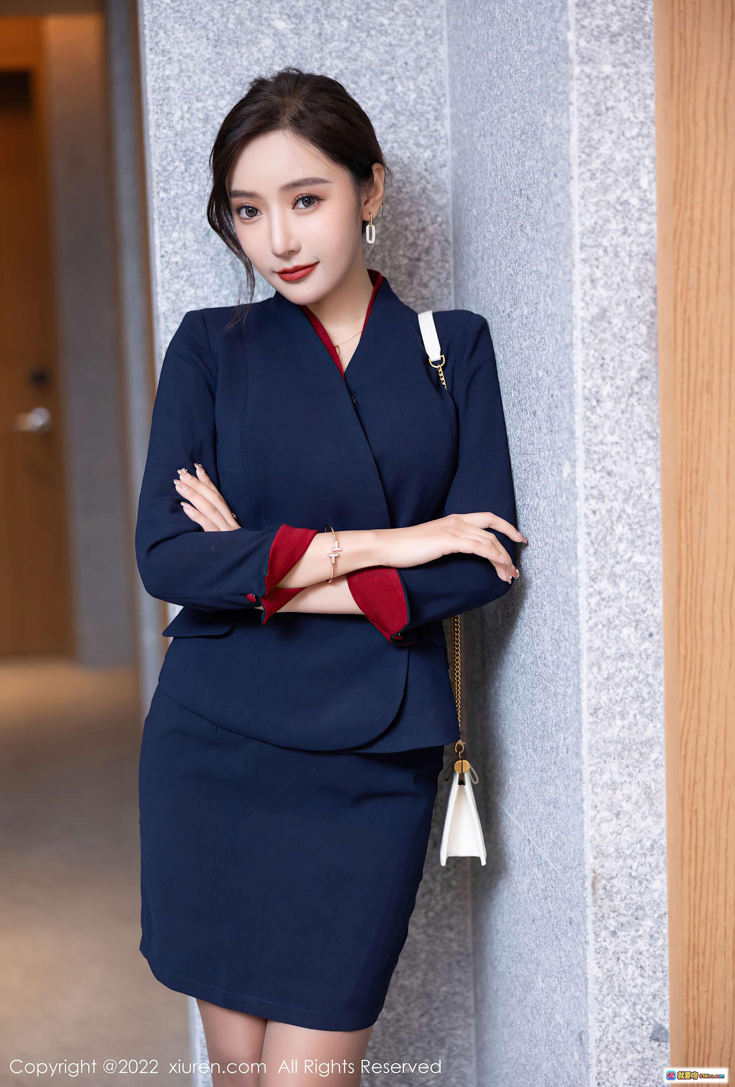 图片[8] - 王馨瑶yanni性感美腿写真 | 深蓝职业套装+红腰带+黑高跟 | XiuRen秀人网NO.4500优雅走廊造型 - 就要吻