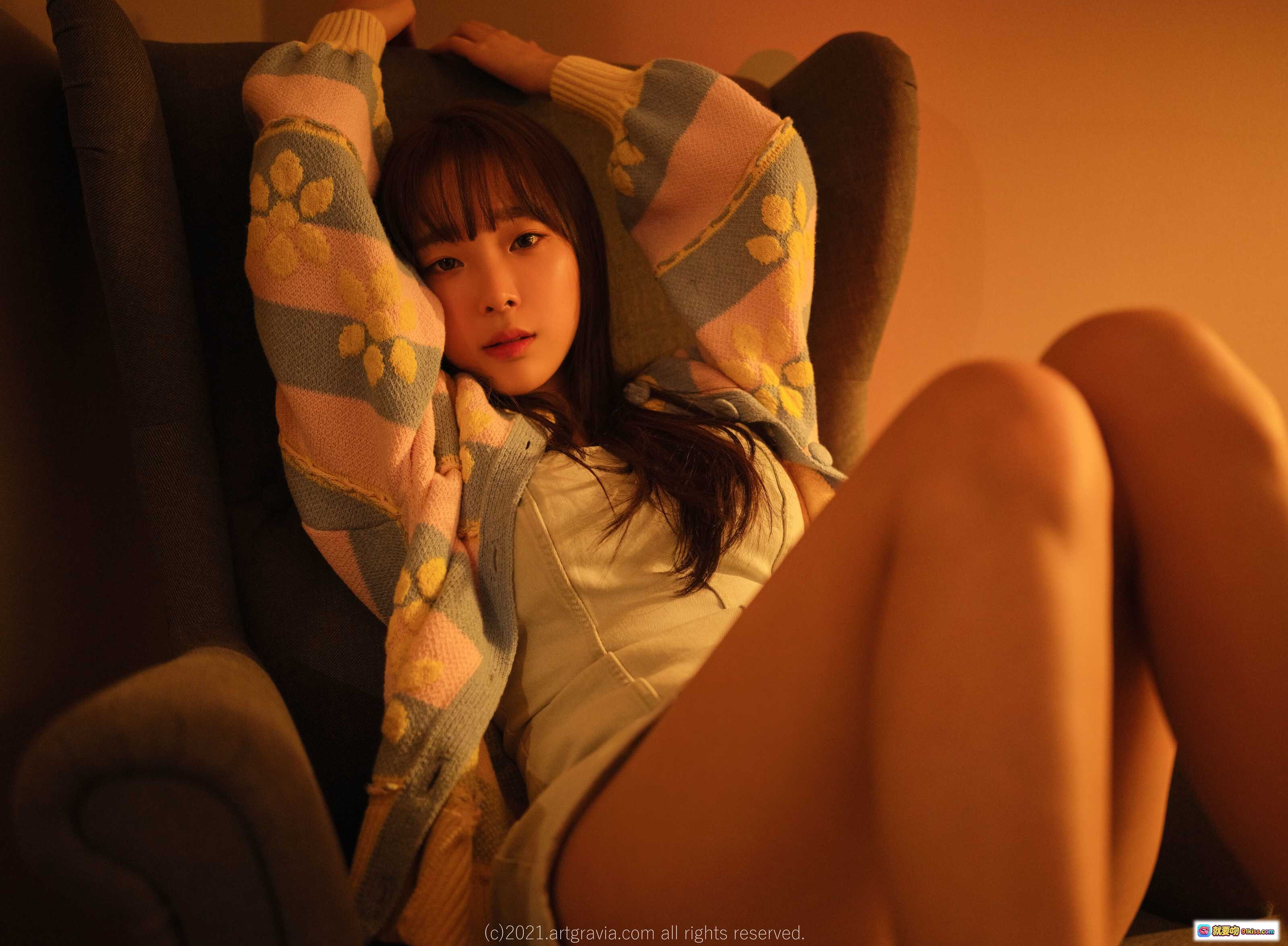 图片[2] - 姜仁卿 NO.059 ARTGRAVIA VOL.328 88P 优雅坐姿 羽绒外套 暖光氛围 室内写真 美腿特写 舒适扶手椅 时尚穿搭 女性魅力 柔和色调 高清摄影 - 就要吻