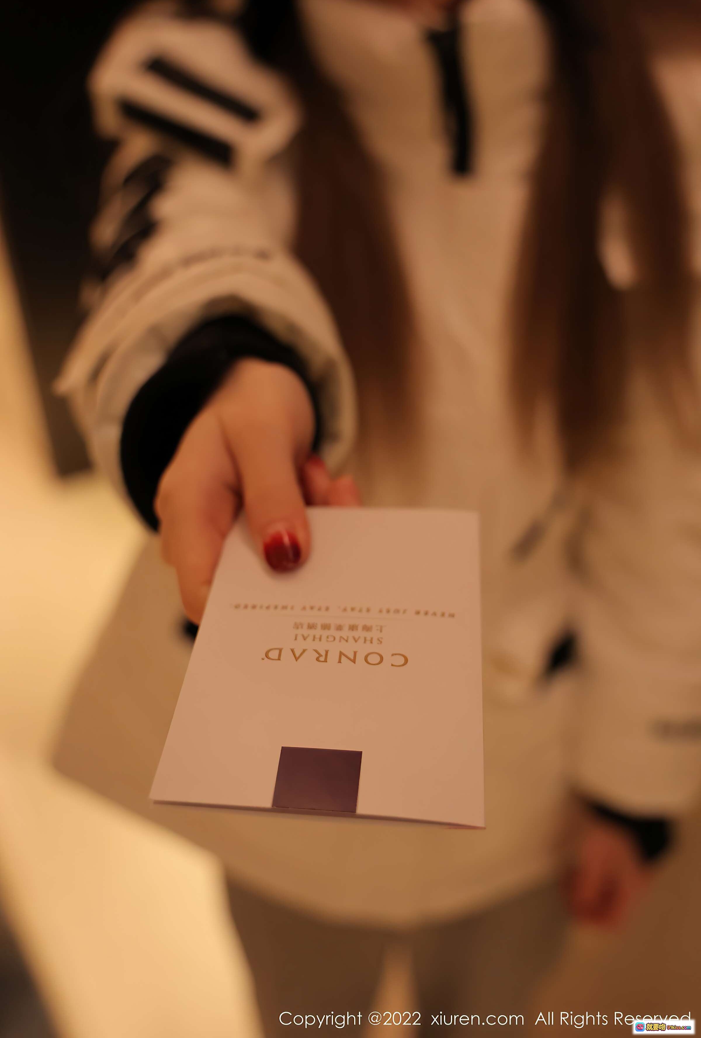 图片[4] - 奶瓶清纯美腿写真 | XiuRen秀人网2022.01.17 NO.4470 白色羽绒服灰色休闲裤室内走廊时尚穿搭 - 就要吻