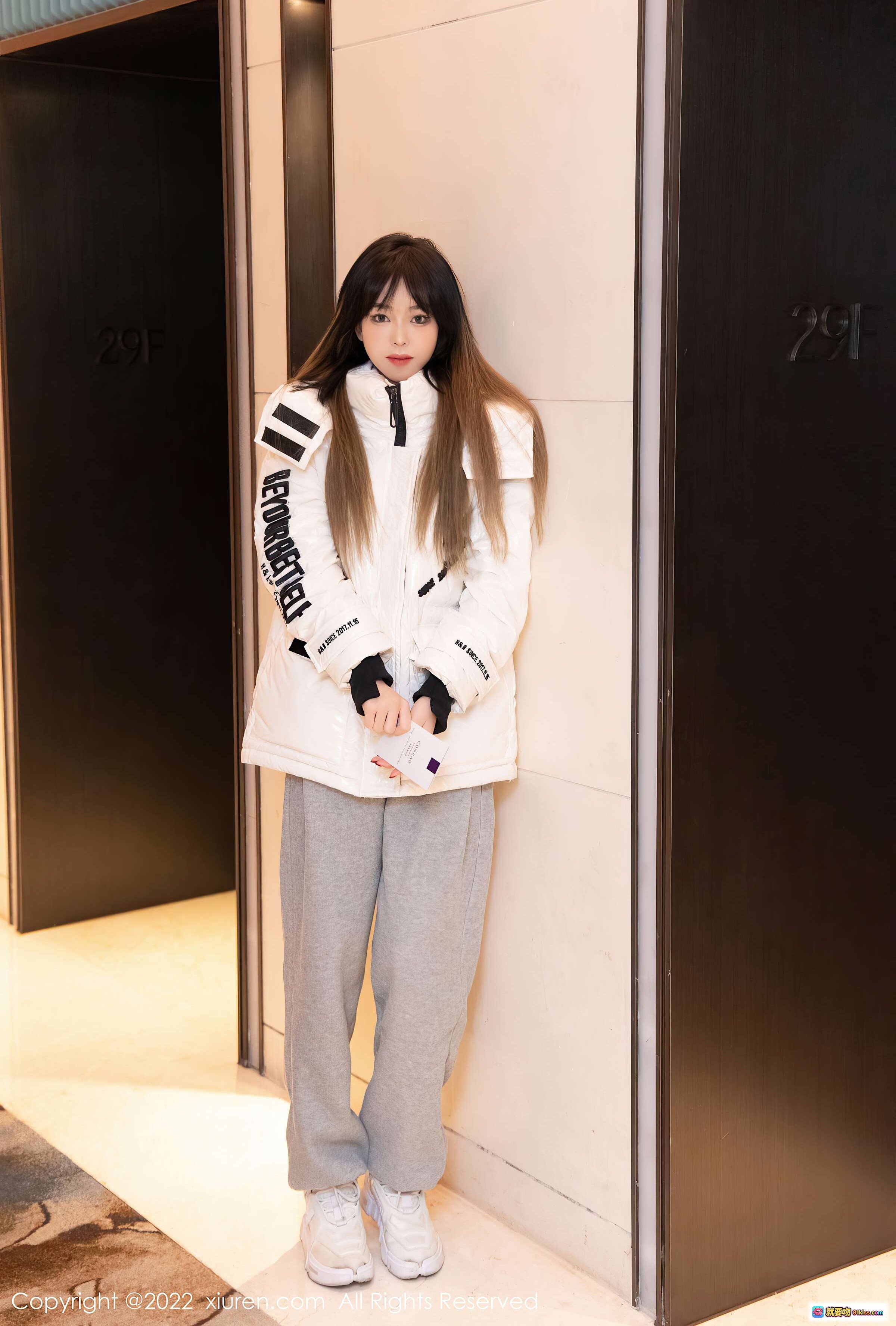 图片[3] - 奶瓶清纯美腿写真 | XiuRen秀人网2022.01.17 NO.4470 白色羽绒服灰色休闲裤室内走廊时尚穿搭 - 就要吻