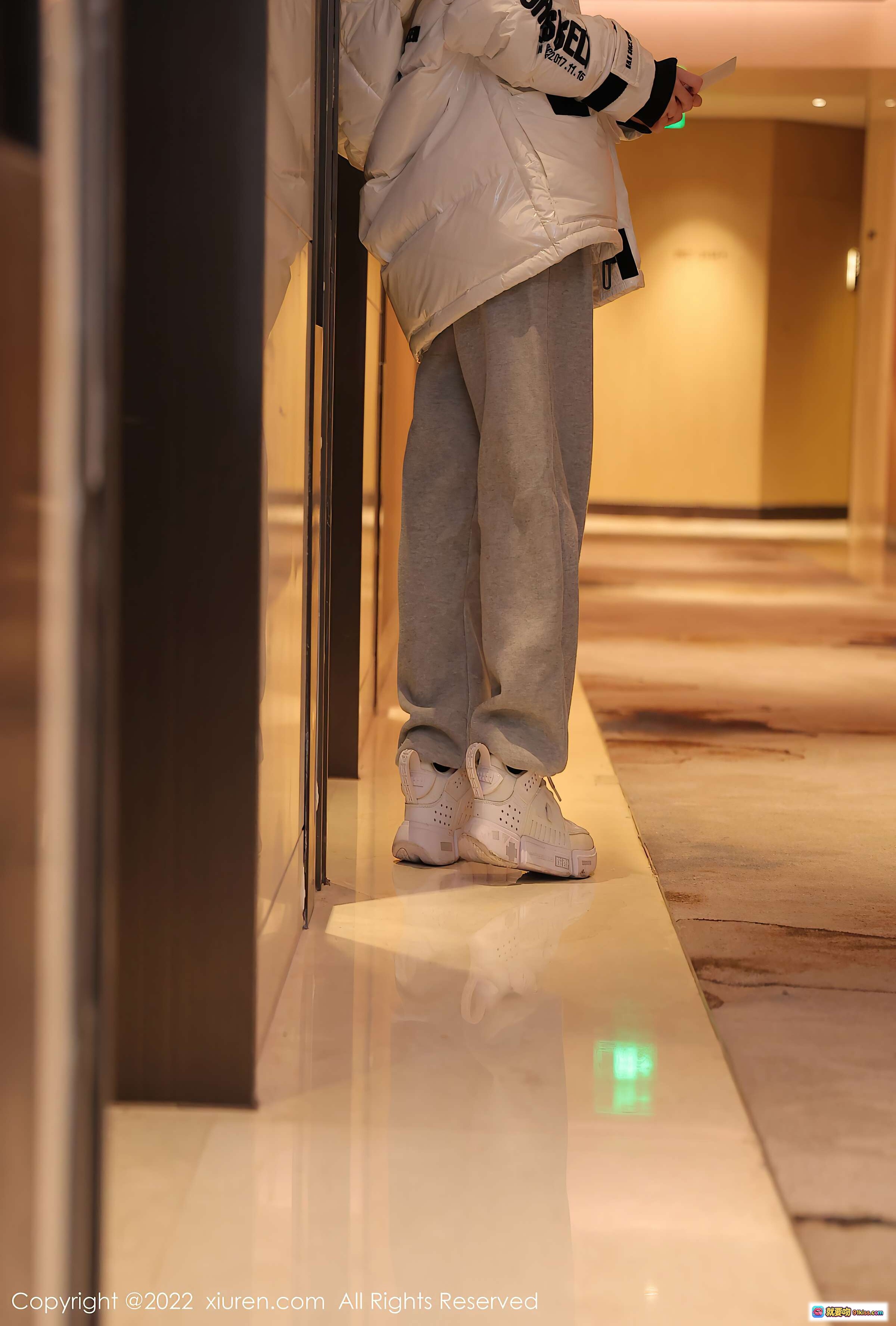 图片[5] - 奶瓶清纯美腿写真 | XiuRen秀人网2022.01.17 NO.4470 白色羽绒服灰色休闲裤室内走廊时尚穿搭 - 就要吻