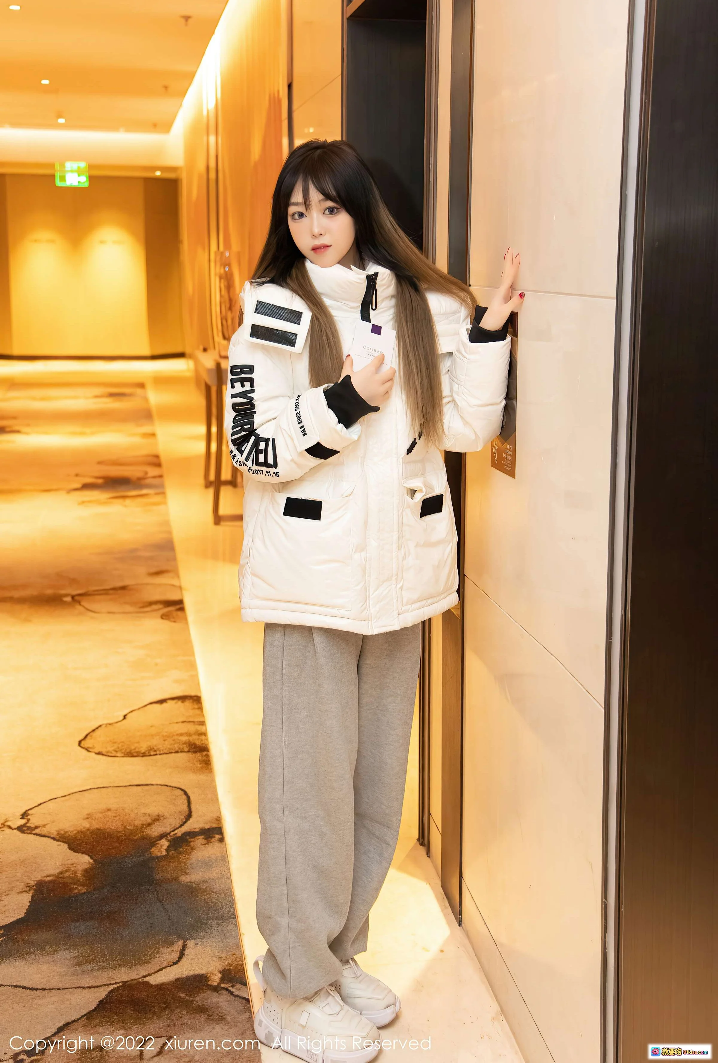 奶瓶清纯美腿写真 | XiuRen秀人网2022.01.17 NO.4470 白色羽绒服灰色休闲裤室内走廊时尚穿搭 - 就要吻
