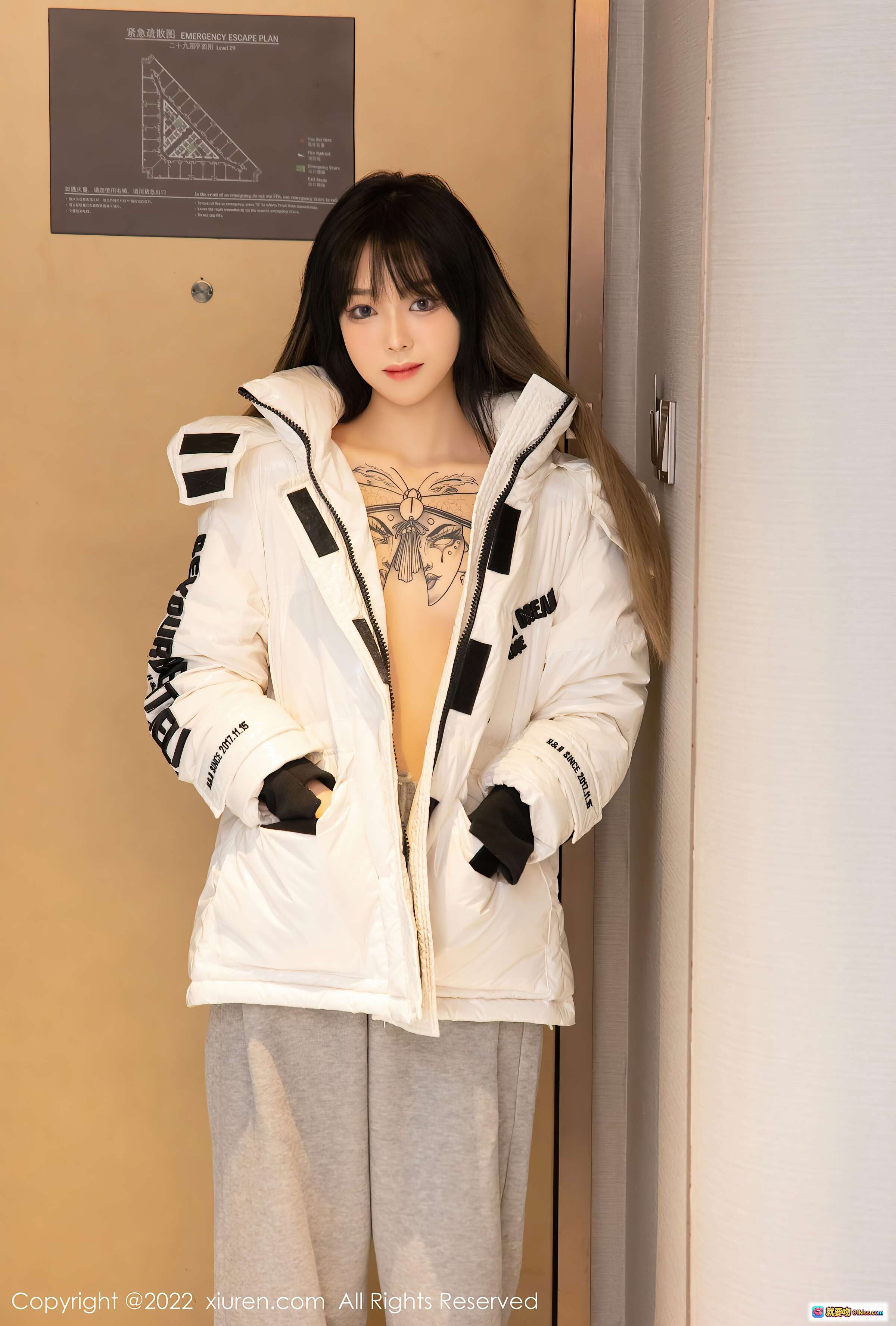 图片[10] - 奶瓶清纯美腿写真 | XiuRen秀人网2022.01.17 NO.4470 白色羽绒服灰色休闲裤室内走廊时尚穿搭 - 就要吻