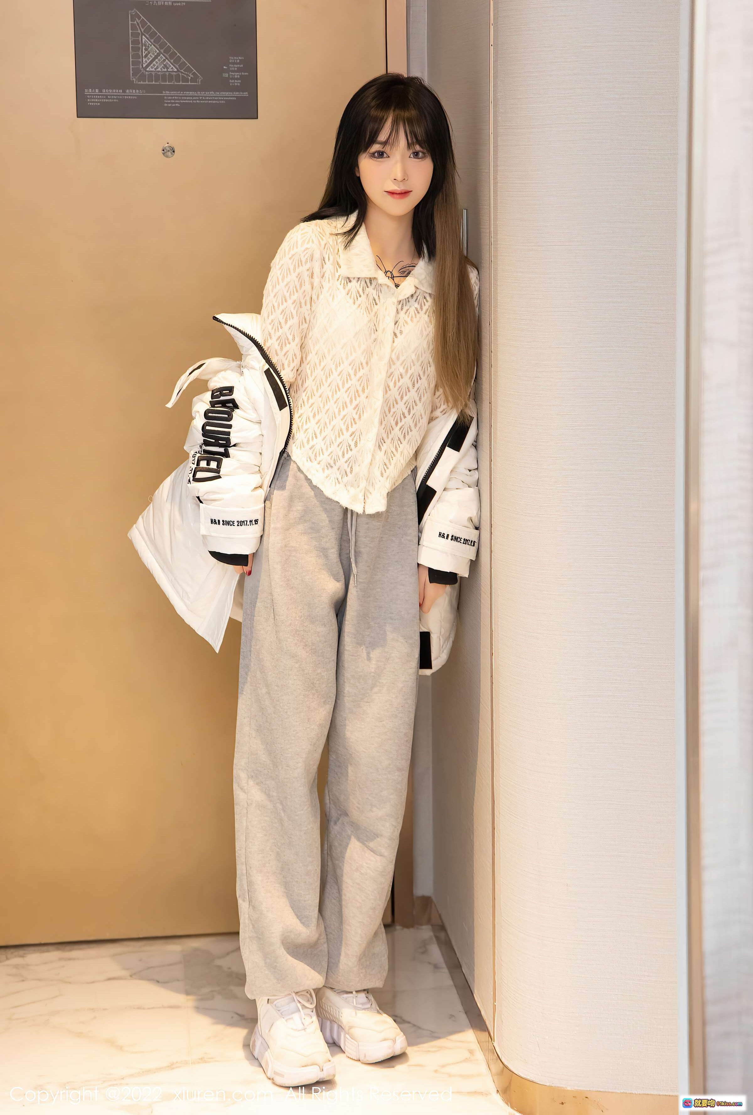 图片[8] - 奶瓶清纯美腿写真 | XiuRen秀人网2022.01.17 NO.4470 白色羽绒服灰色休闲裤室内走廊时尚穿搭 - 就要吻