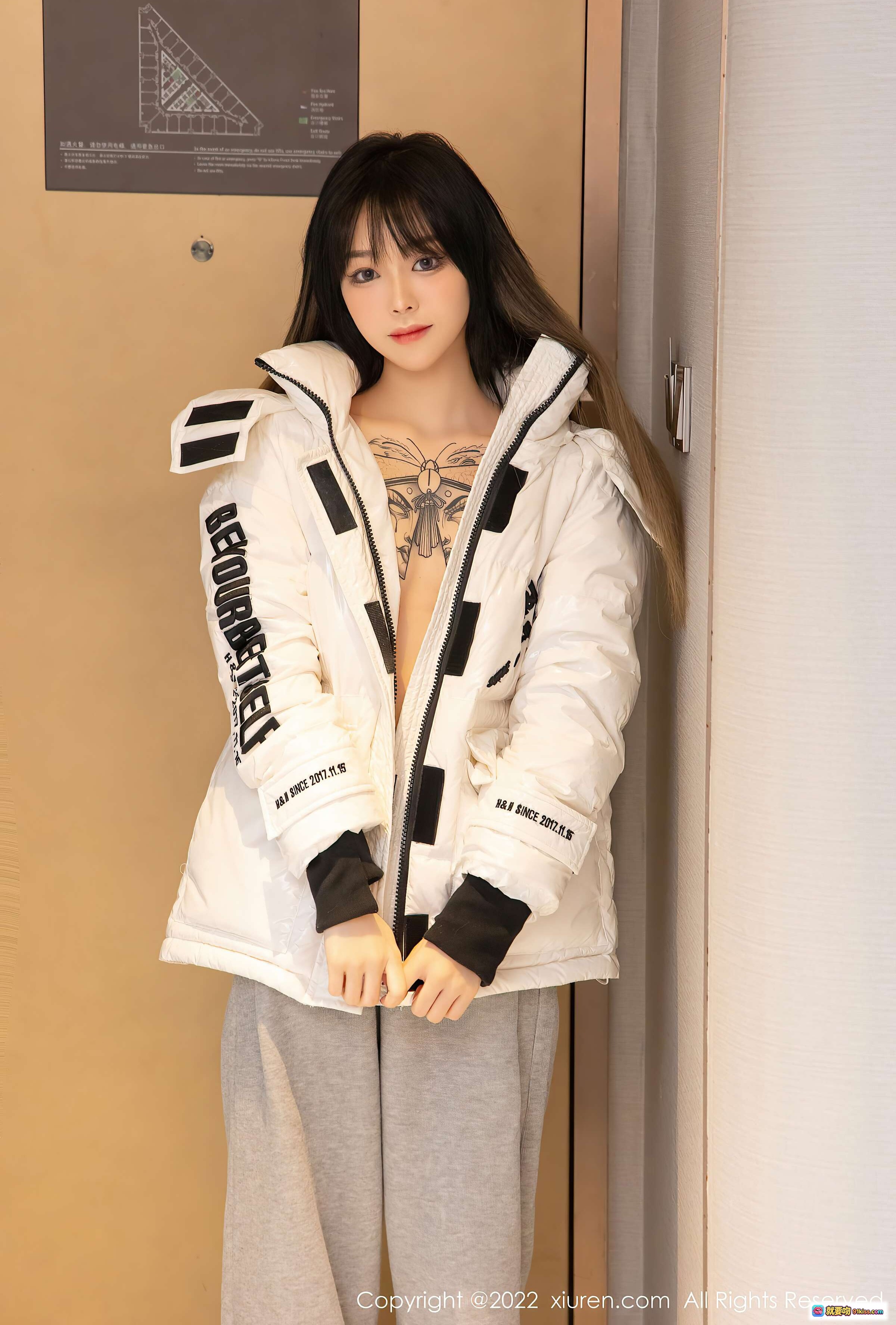 图片[9] - 奶瓶清纯美腿写真 | XiuRen秀人网2022.01.17 NO.4470 白色羽绒服灰色休闲裤室内走廊时尚穿搭 - 就要吻