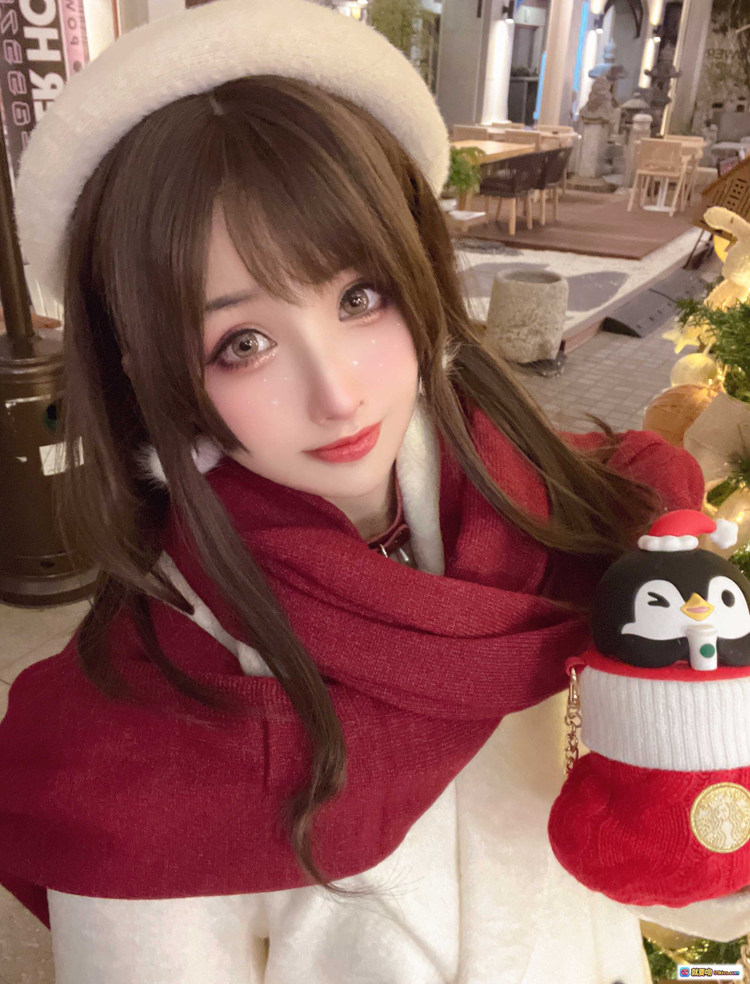 图片[4] - rioko凉凉子圣诞麋鹿套装写真｜红黑丝绒吊带+鹿角发饰+珍珠颈链+粉色沙发美拍 - 就要吻