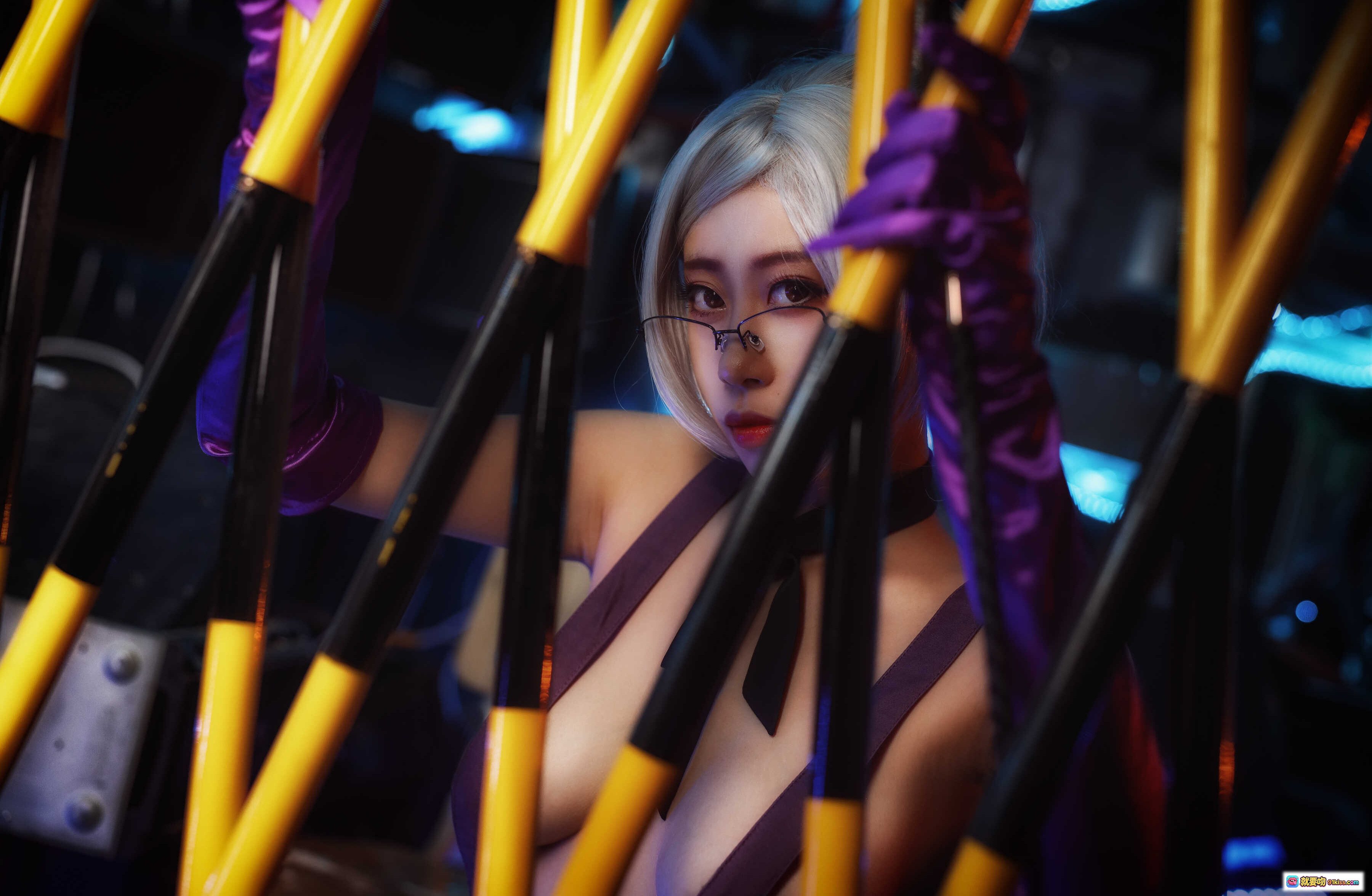 图片[6] - 奈汐酱NO.004朋克魅影科幻写真｜赛博霓虹灯光｜机械废土风｜紫色手套性感造型｜11P高清图集 - 就要吻