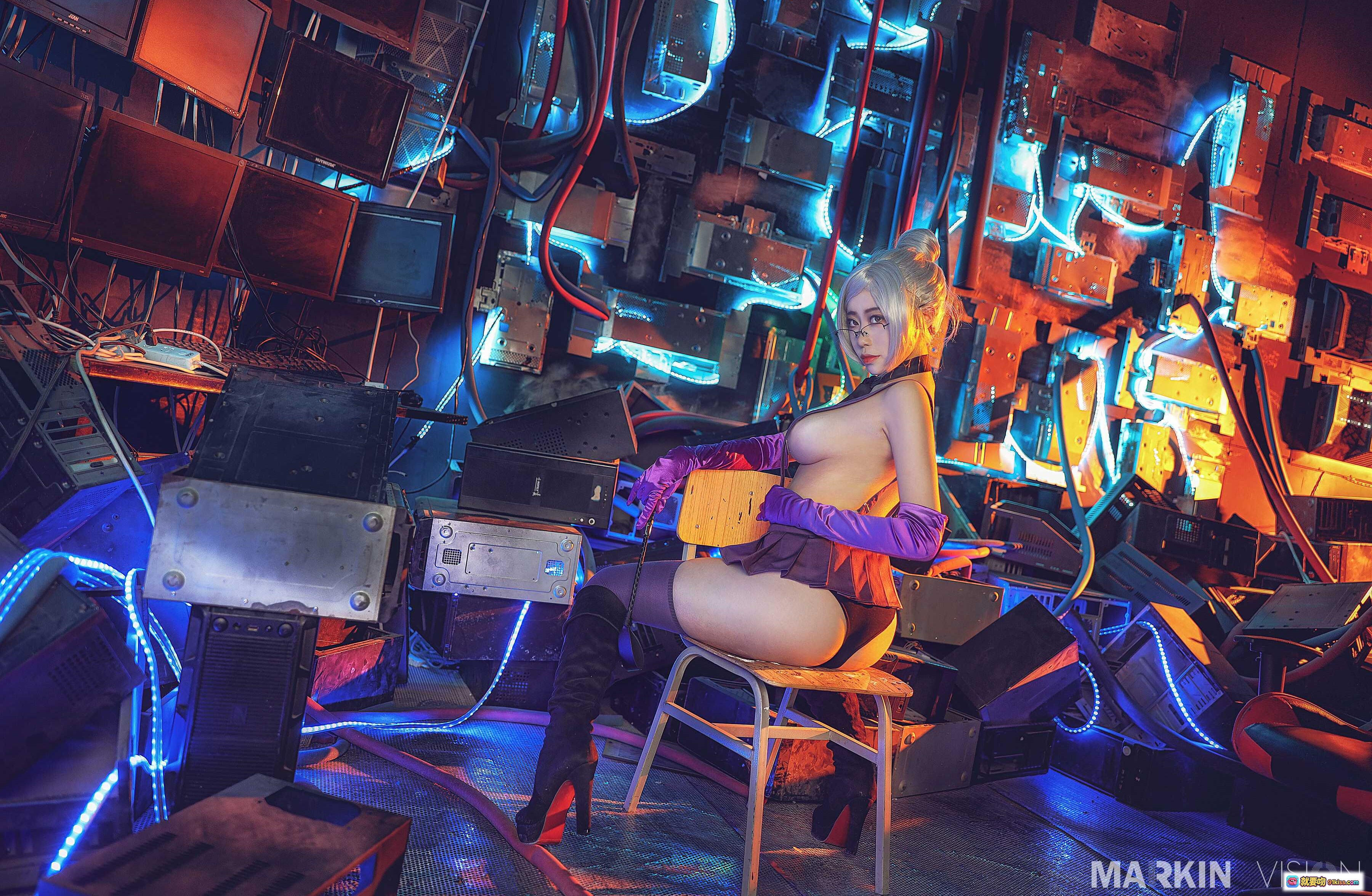 图片[10] - 奈汐酱NO.004朋克魅影科幻写真｜赛博霓虹灯光｜机械废土风｜紫色手套性感造型｜11P高清图集 - 就要吻