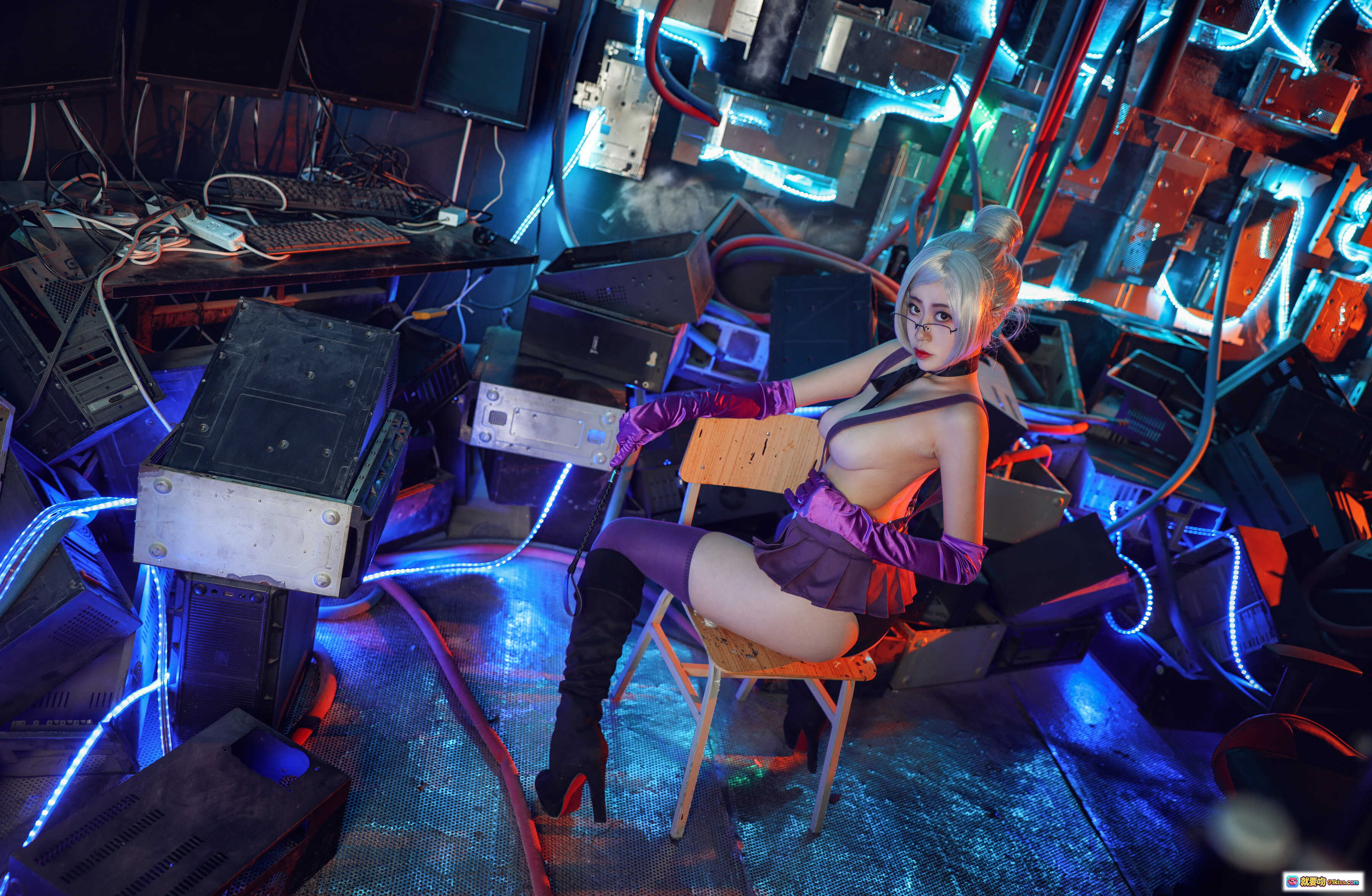 图片[8] - 奈汐酱NO.004朋克魅影科幻写真｜赛博霓虹灯光｜机械废土风｜紫色手套性感造型｜11P高清图集 - 就要吻