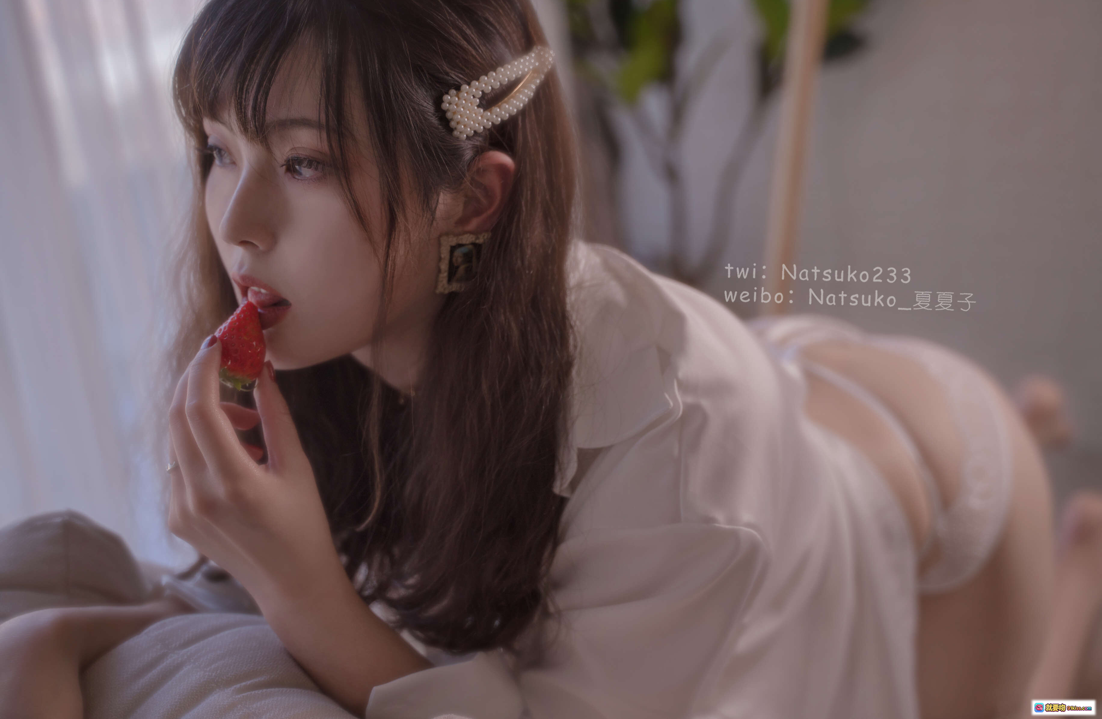 图片[7] - Natsuko夏夏子男友衬衫写真35P｜蕾丝内衣性感躺姿｜居家氛围感美拍｜白衬衫诱惑｜红唇卷发少女风 - 就要吻