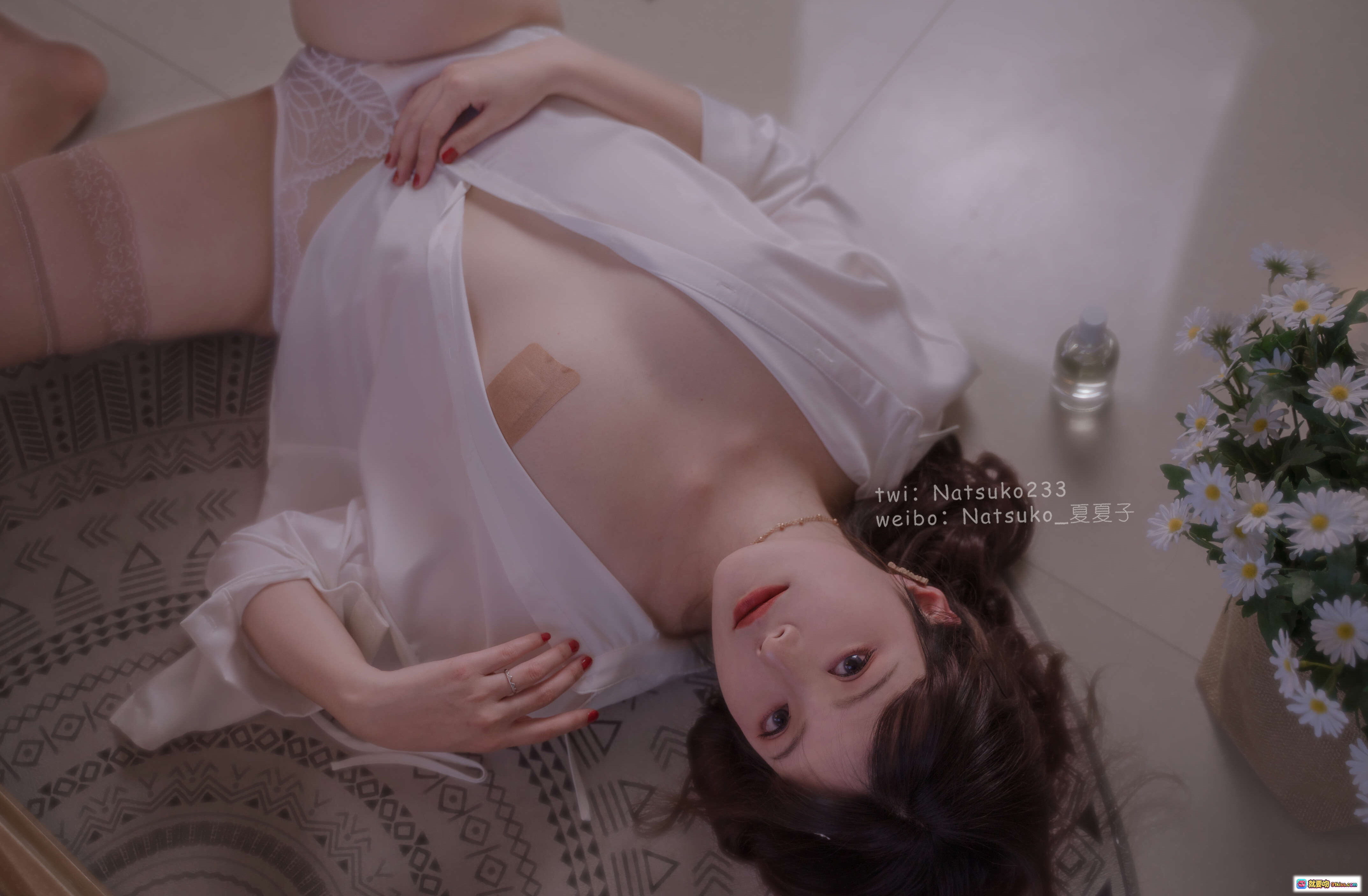 图片[1] - Natsuko夏夏子男友衬衫写真35P｜蕾丝内衣性感躺姿｜居家氛围感美拍｜白衬衫诱惑｜红唇卷发少女风 - 就要吻