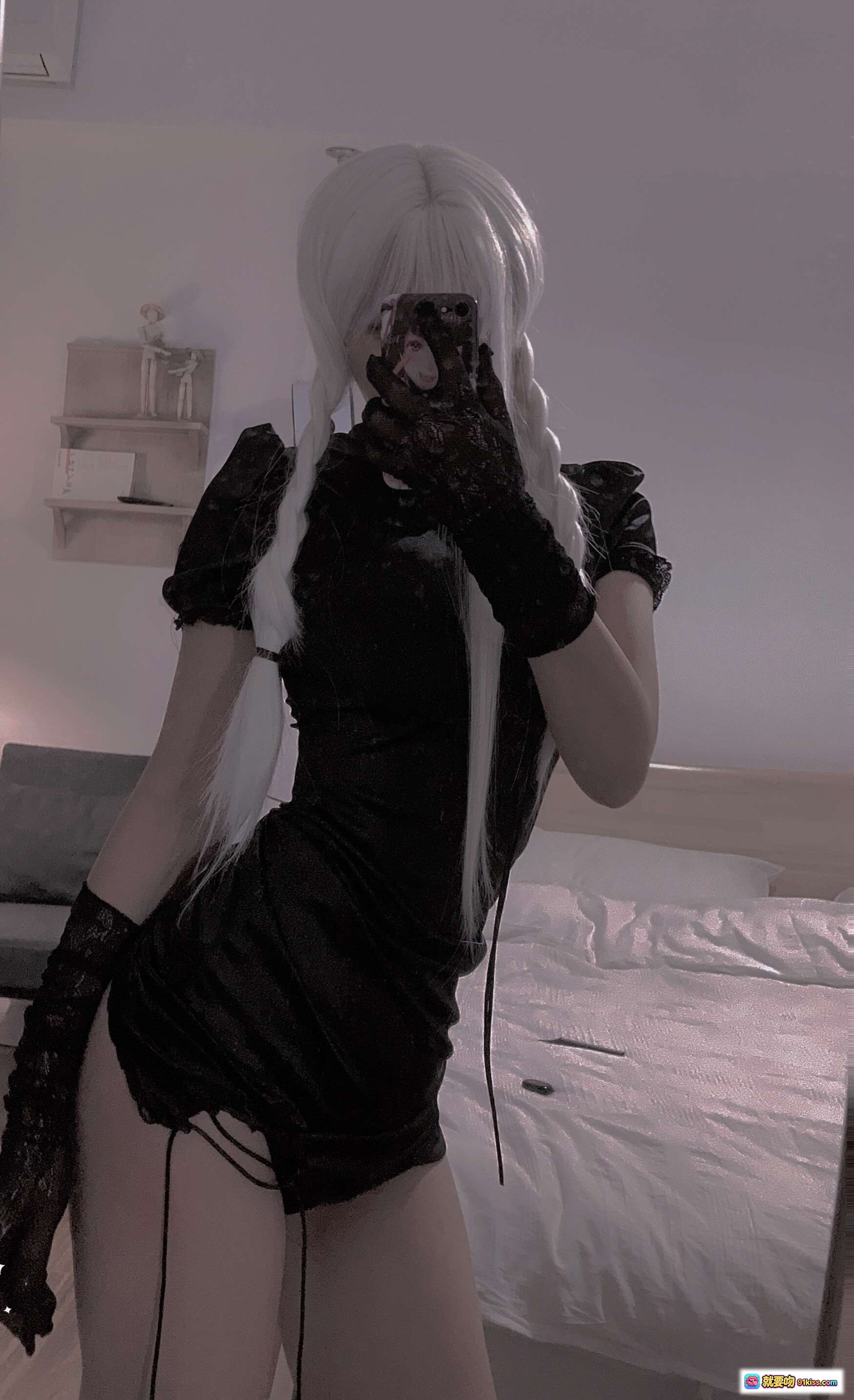 图片[2] - 柒柒要乖哦 NO.001 辣妹旗袍写真 46P 白发双马尾 黑色紧身旗袍 短裙丝袜厚底鞋 室内灯光氛围感 Cosplay美少女 - 就要吻