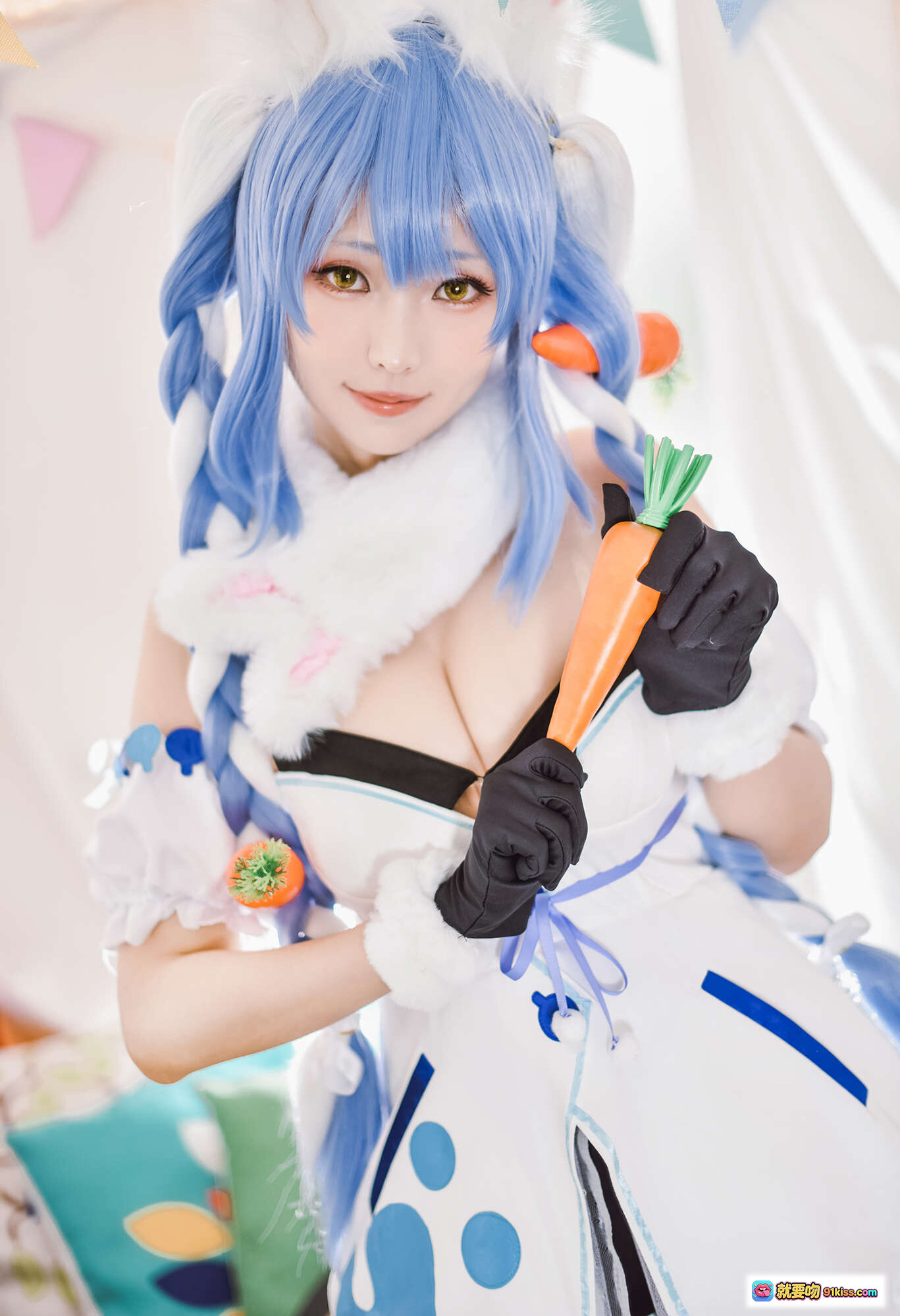 图片[2] - ElyEE子NO.084 Pekora兔女郎cosplay蓝发双马尾胡萝卜主题甜美写真室内布景沙发彩旗装饰 - 就要吻