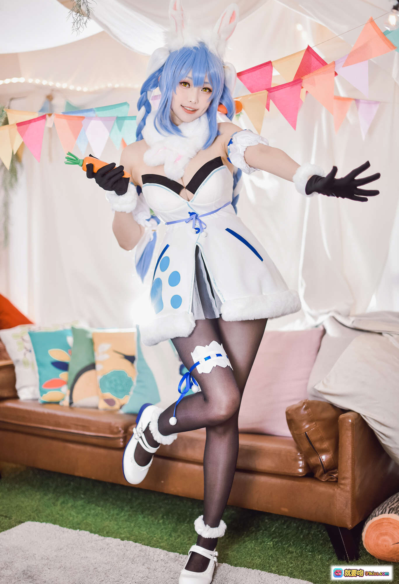 图片[6] - ElyEE子NO.084 Pekora兔女郎cosplay蓝发双马尾胡萝卜主题甜美写真室内布景沙发彩旗装饰 - 就要吻