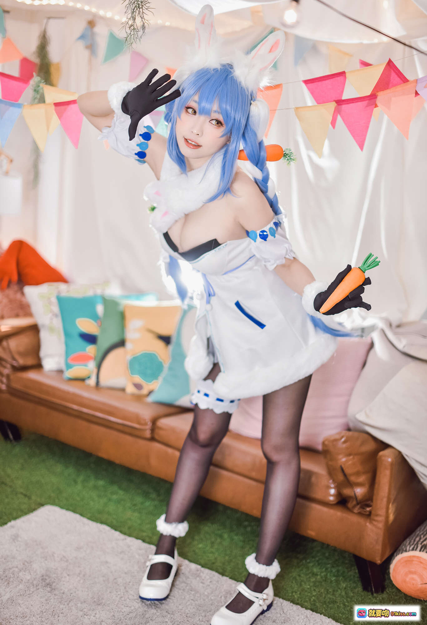 图片[7] - ElyEE子NO.084 Pekora兔女郎cosplay蓝发双马尾胡萝卜主题甜美写真室内布景沙发彩旗装饰 - 就要吻
