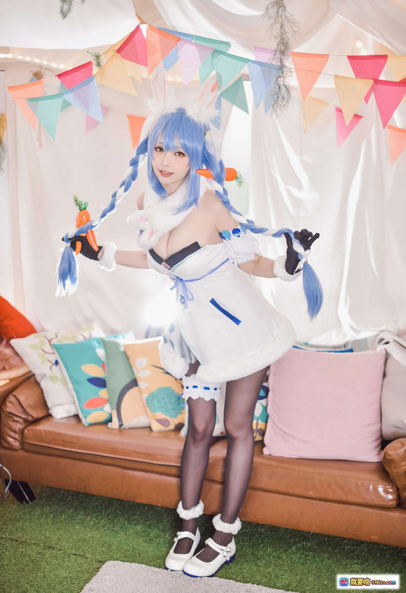 图片[1] - ElyEE子NO.084 Pekora兔女郎cosplay蓝发双马尾胡萝卜主题甜美写真室内布景沙发彩旗装饰 - 就要吻