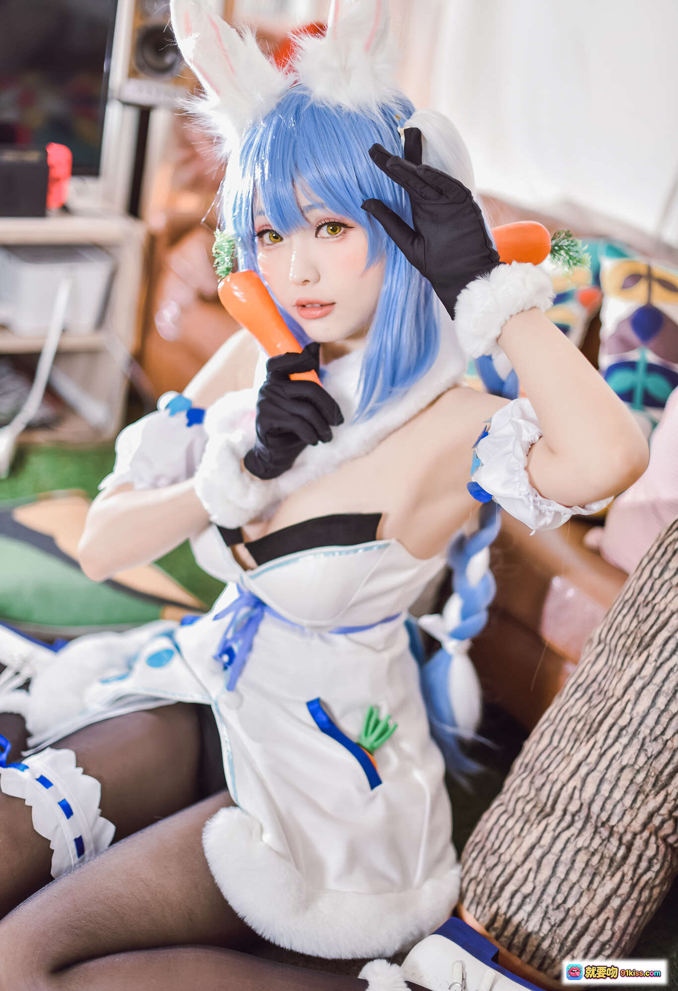 图片[8] - ElyEE子NO.084 Pekora兔女郎cosplay蓝发双马尾胡萝卜主题甜美写真室内布景沙发彩旗装饰 - 就要吻