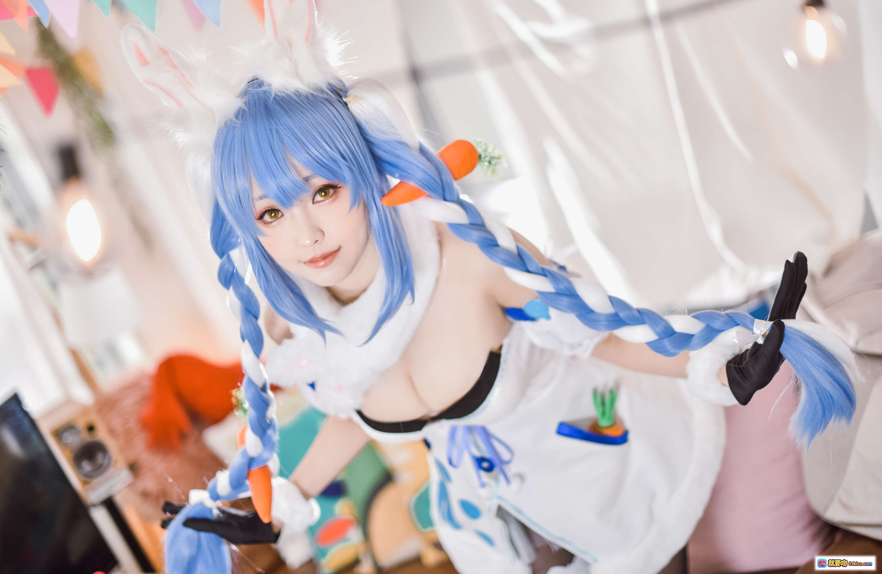 图片[4] - ElyEE子NO.084 Pekora兔女郎cosplay蓝发双马尾胡萝卜主题甜美写真室内布景沙发彩旗装饰 - 就要吻