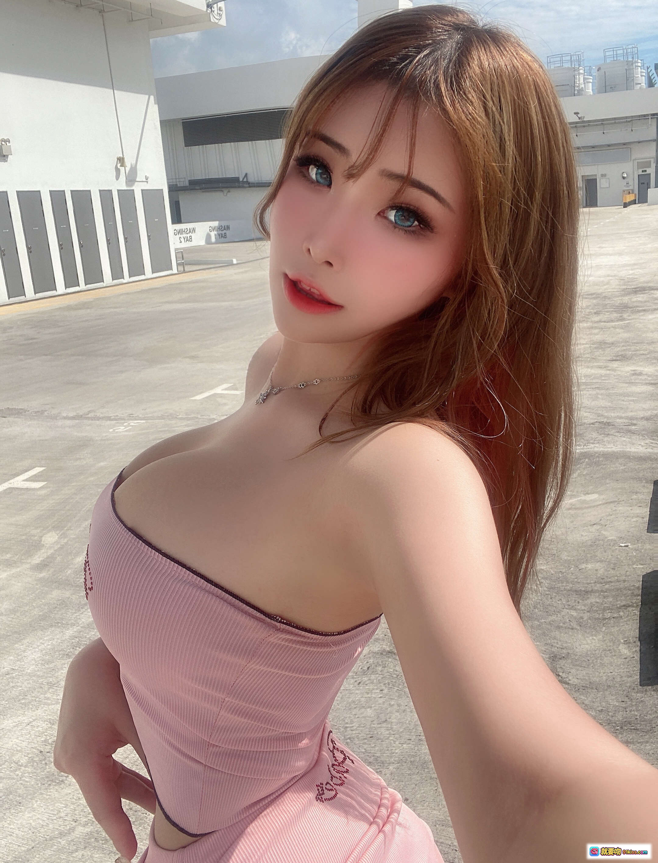 图片[6] - 花リリ(Plant Lily) NO.011 休闲粉色套装写真｜甜美露肩上衣+高腰短裙｜户外阳光少女风穿搭 - 就要吻