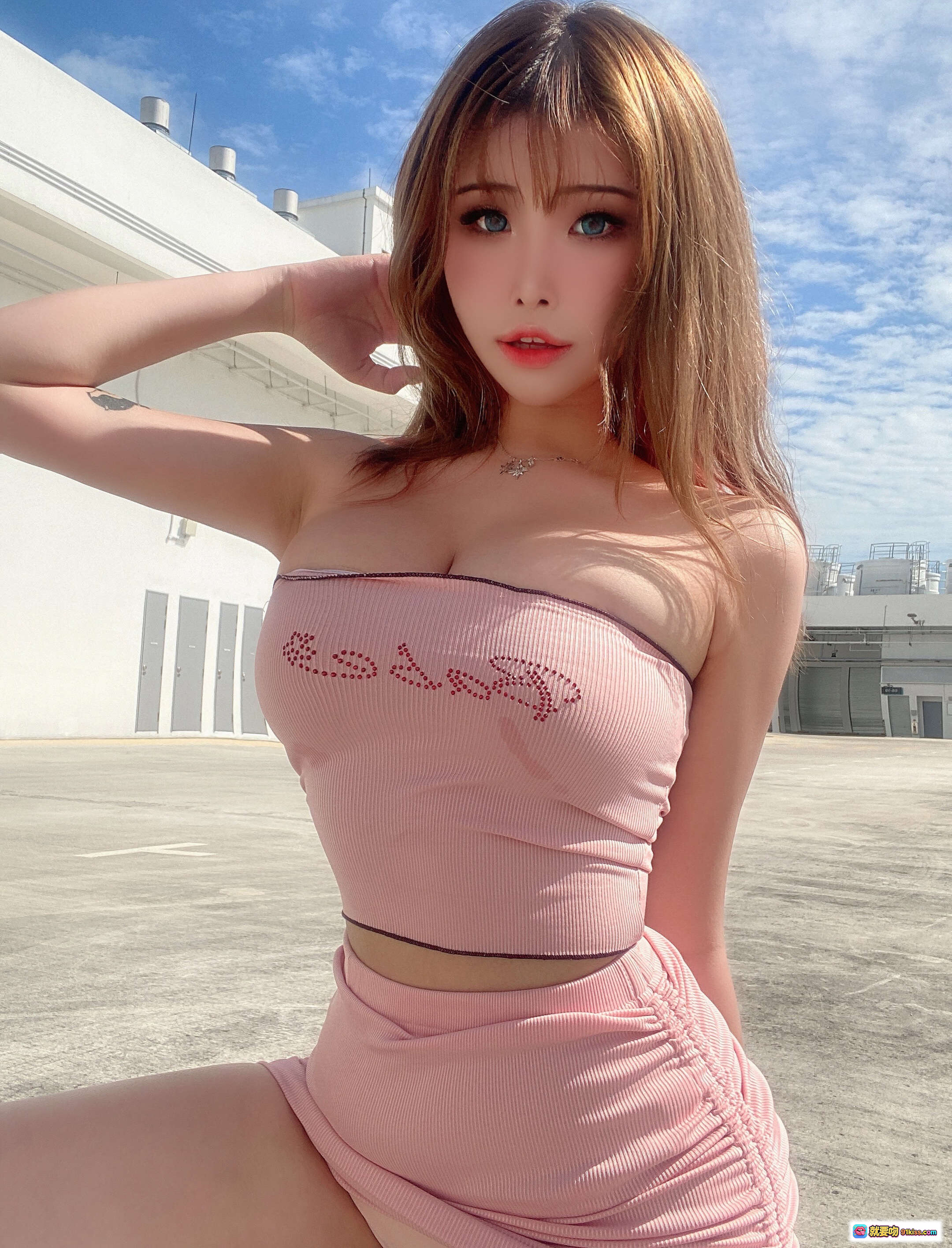 图片[2] - 花リリ(Plant Lily) NO.011 休闲粉色套装写真｜甜美露肩上衣+高腰短裙｜户外阳光少女风穿搭 - 就要吻