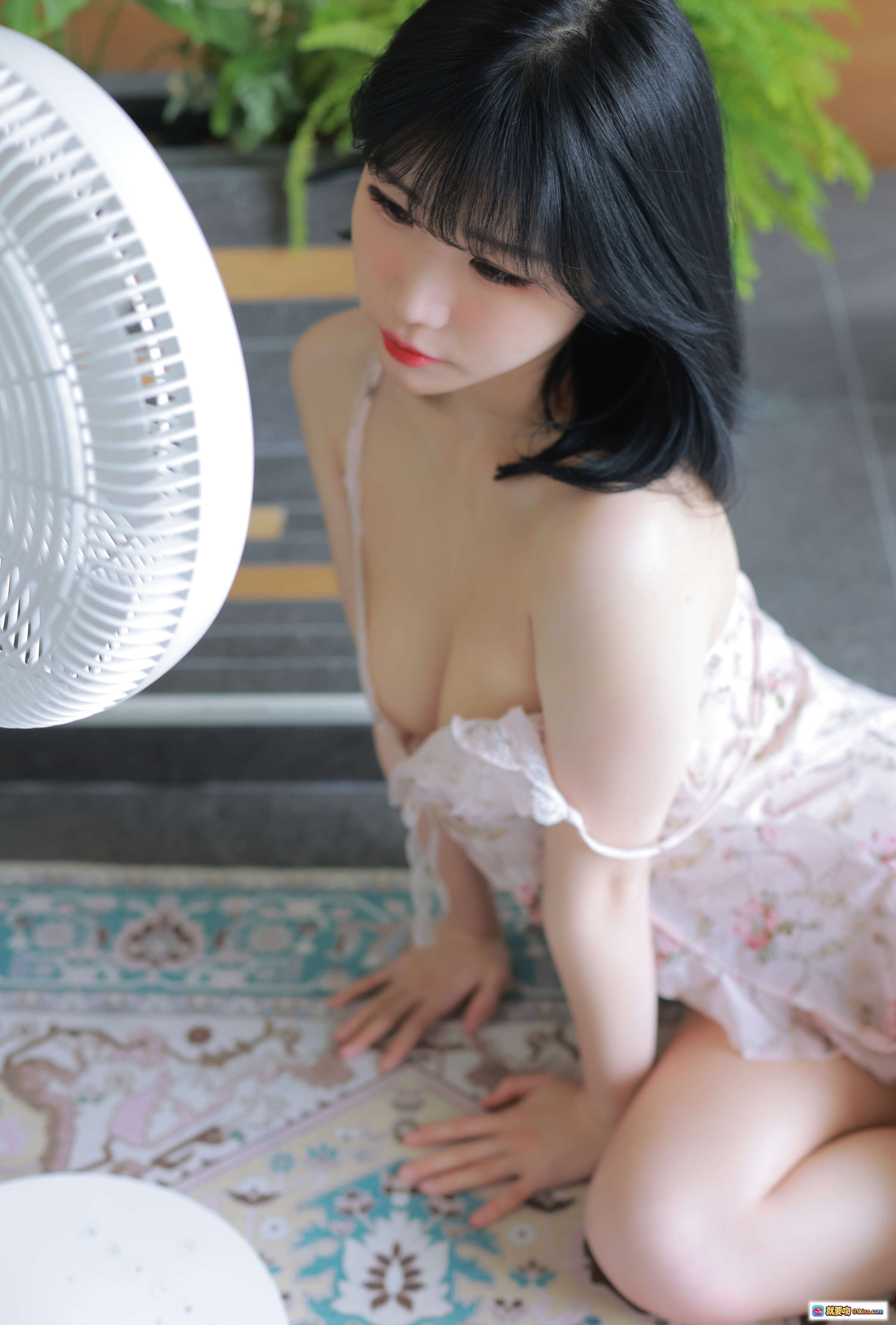 图片[5] - Addielyn July Morning Class 粉色蕾丝睡衣写真 | 甜美黑发少女室内地毯坐姿私房照 - 就要吻
