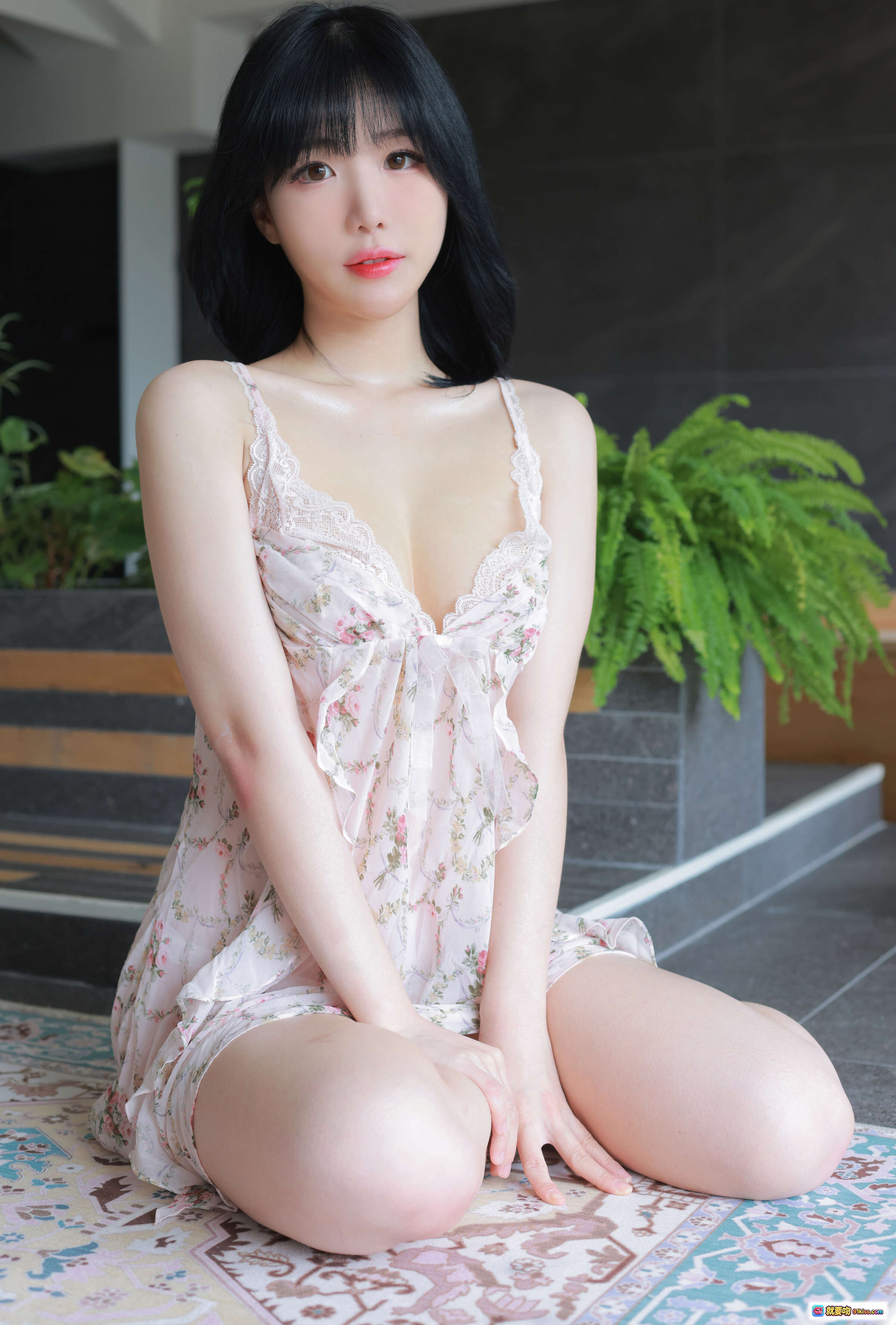 图片[1] - Addielyn July Morning Class 粉色蕾丝睡衣写真 | 甜美黑发少女室内地毯坐姿私房照 - 就要吻