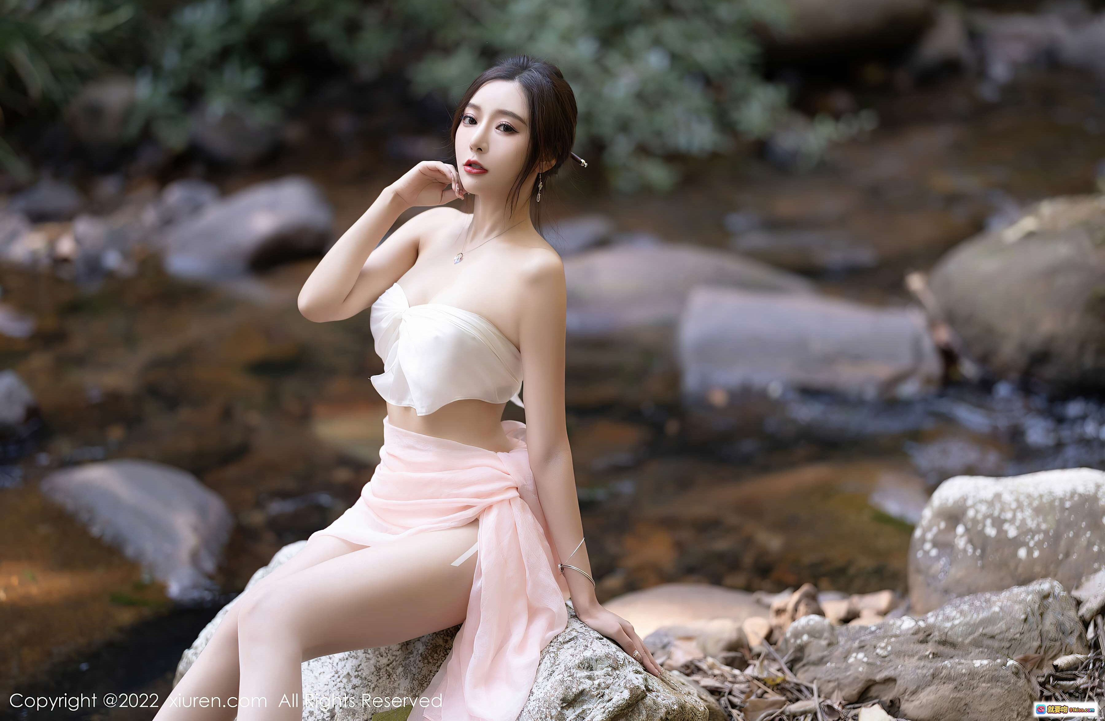 图片[3] - 王馨瑶yanni溪边岩石性感美腿写真 – 仙气白上衣粉纱裙自然风光摄影 - 就要吻
