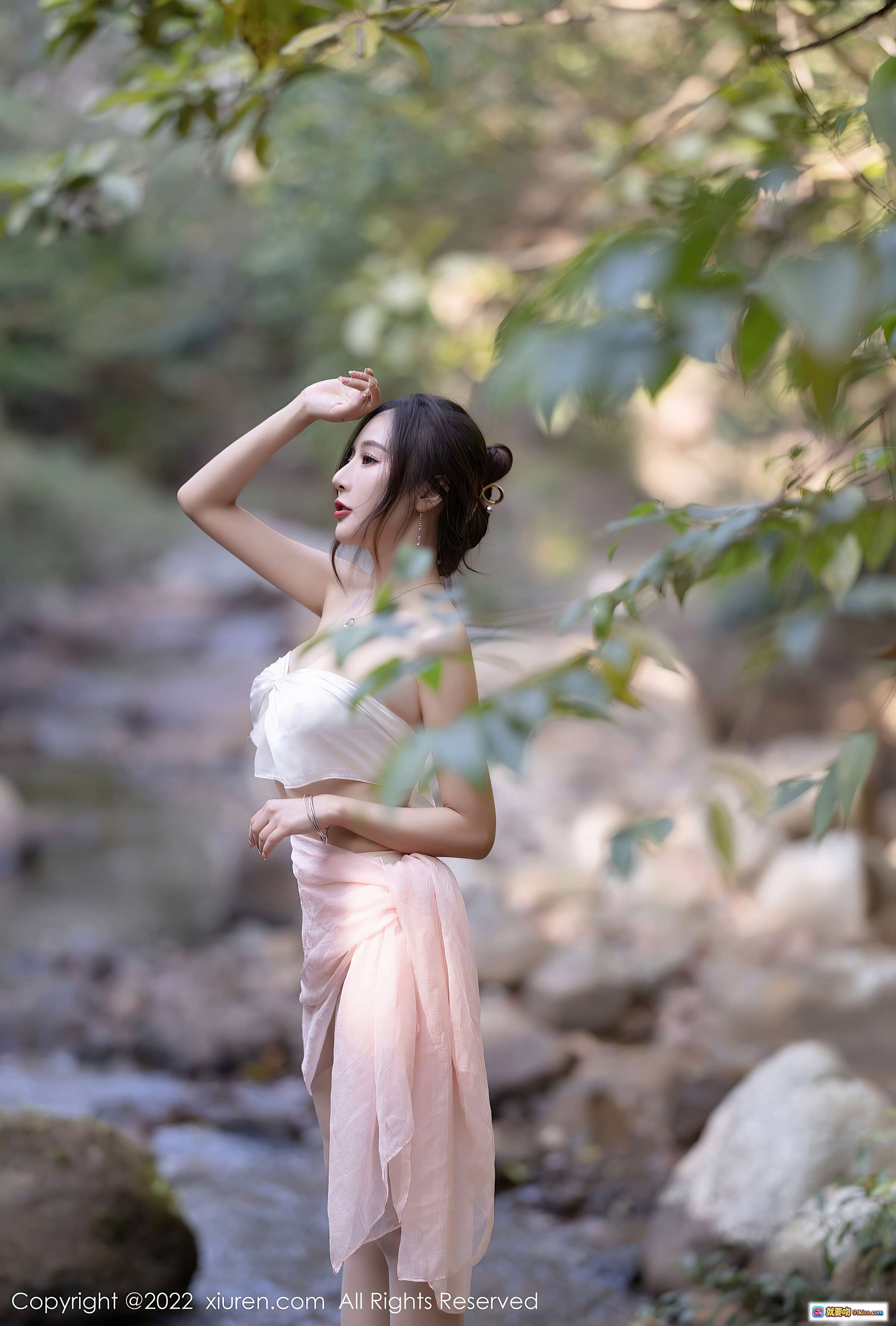 图片[9] - 王馨瑶yanni溪边岩石性感美腿写真 – 仙气白上衣粉纱裙自然风光摄影 - 就要吻