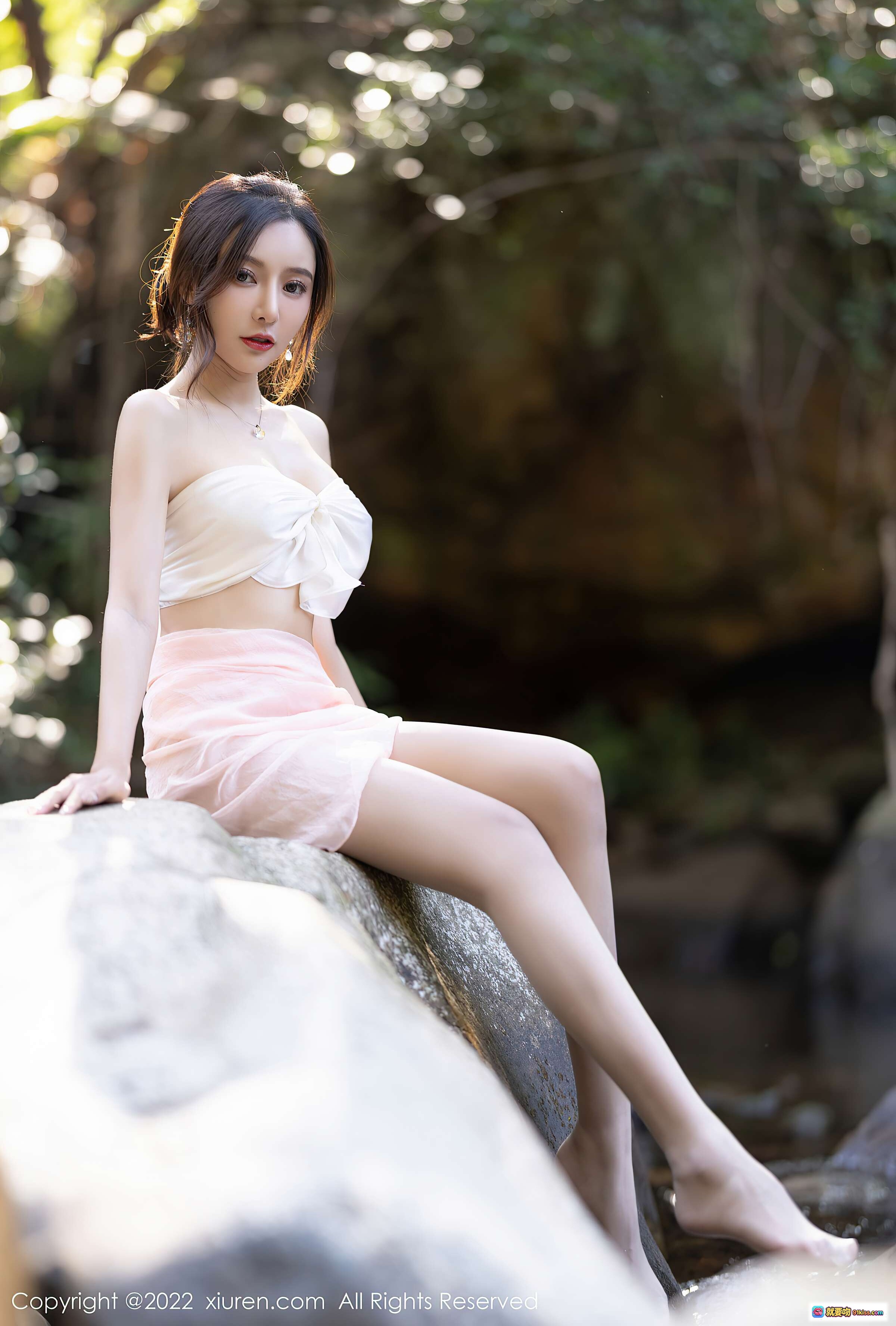 图片[10] - 王馨瑶yanni溪边岩石性感美腿写真 – 仙气白上衣粉纱裙自然风光摄影 - 就要吻