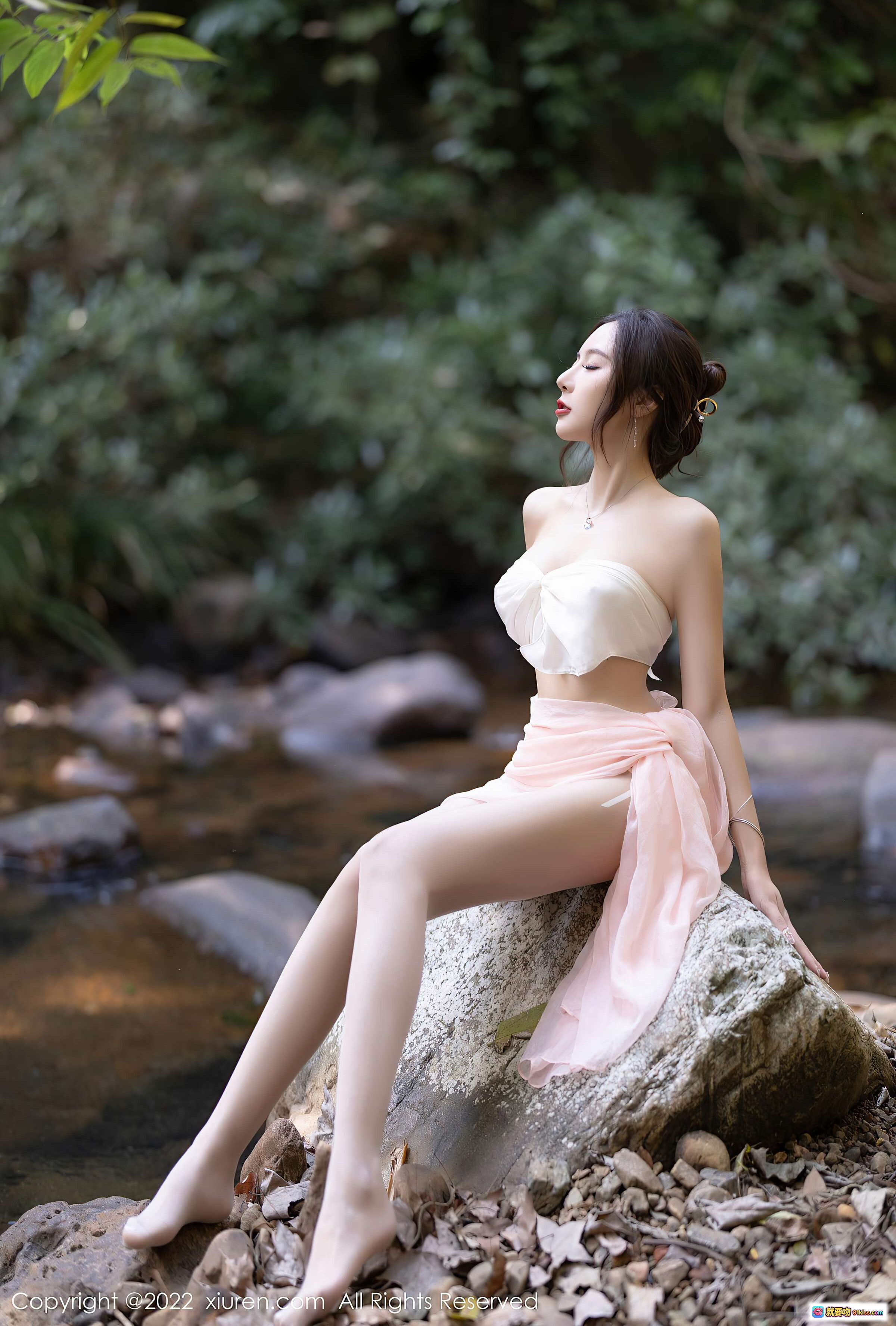 图片[2] - 王馨瑶yanni溪边岩石性感美腿写真 – 仙气白上衣粉纱裙自然风光摄影 - 就要吻
