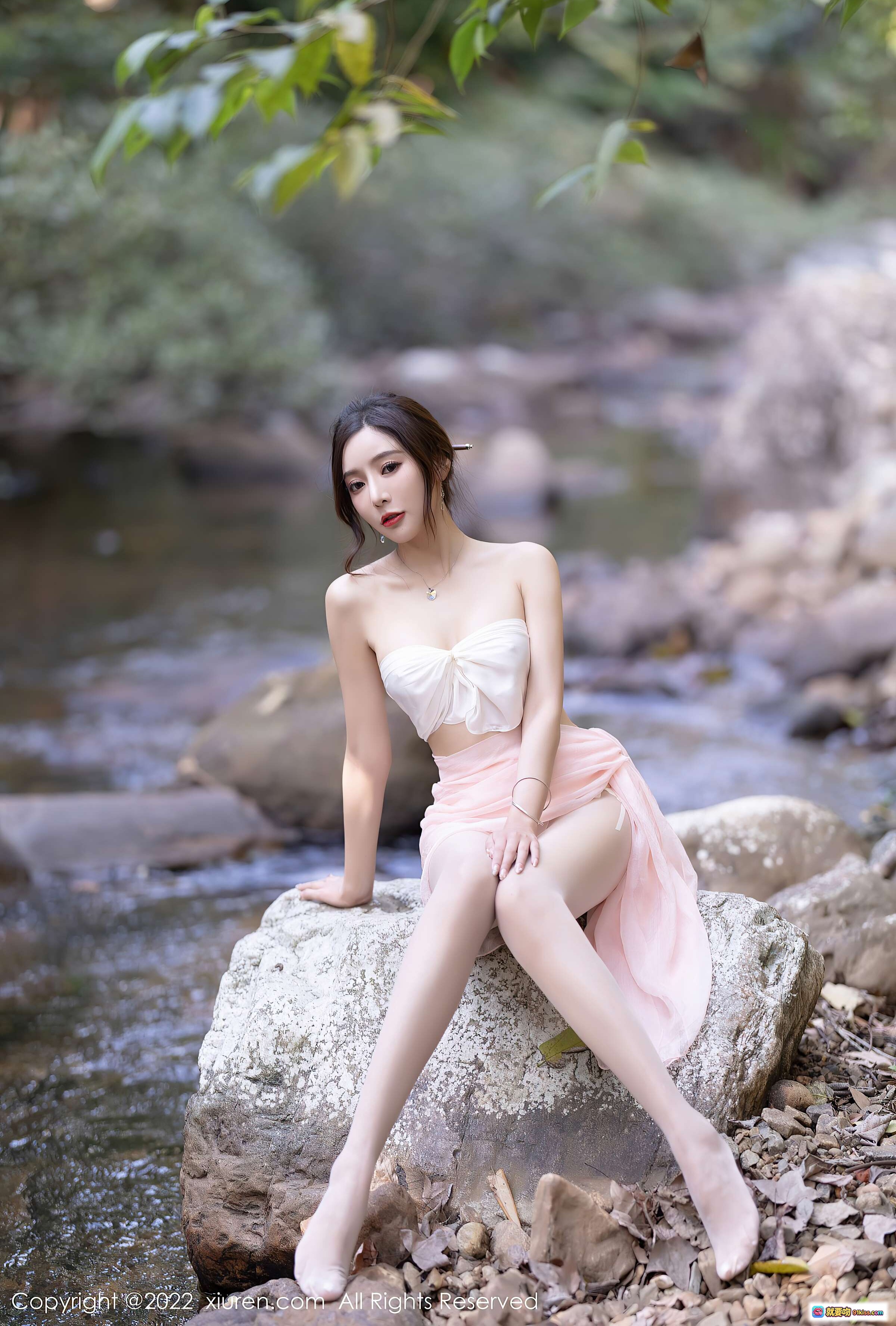 图片[7] - 王馨瑶yanni溪边岩石性感美腿写真 – 仙气白上衣粉纱裙自然风光摄影 - 就要吻