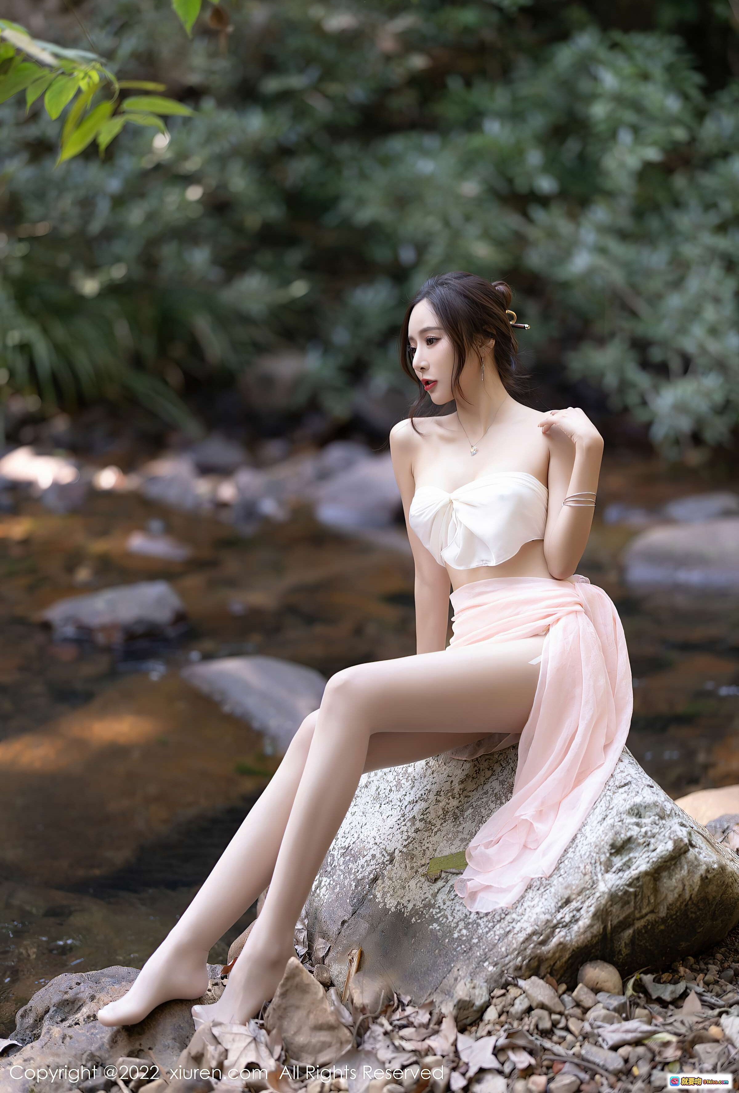 图片[1] - 王馨瑶yanni溪边岩石性感美腿写真 – 仙气白上衣粉纱裙自然风光摄影 - 就要吻