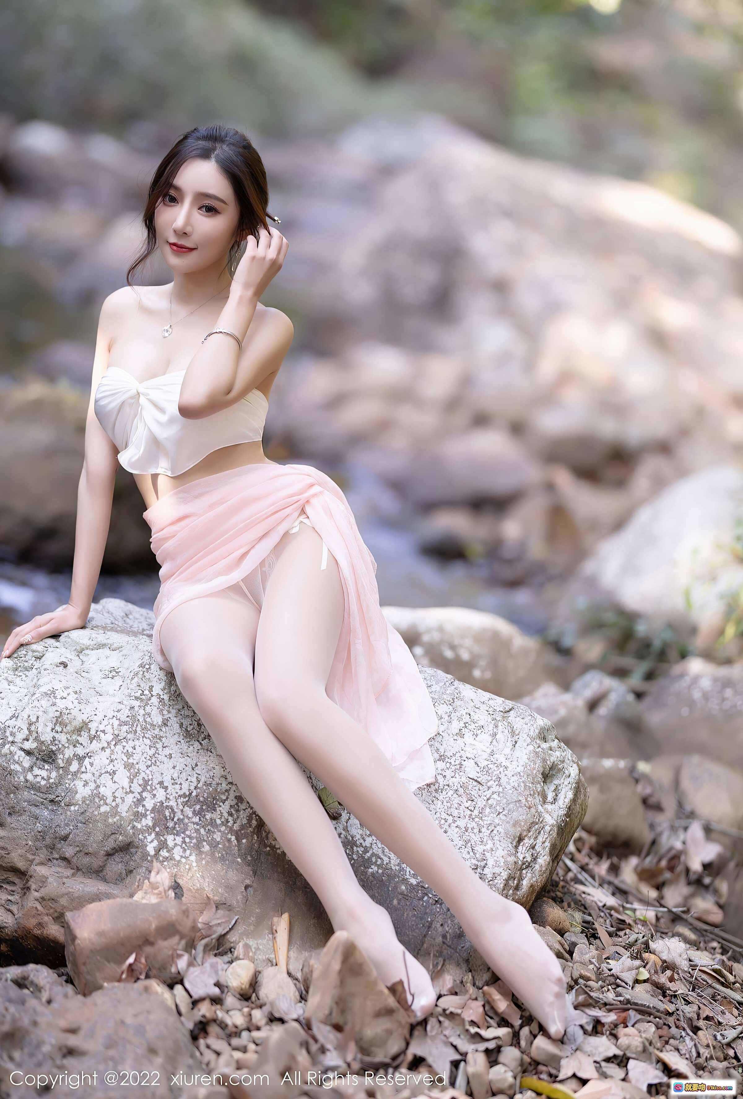 图片[8] - 王馨瑶yanni溪边岩石性感美腿写真 – 仙气白上衣粉纱裙自然风光摄影 - 就要吻
