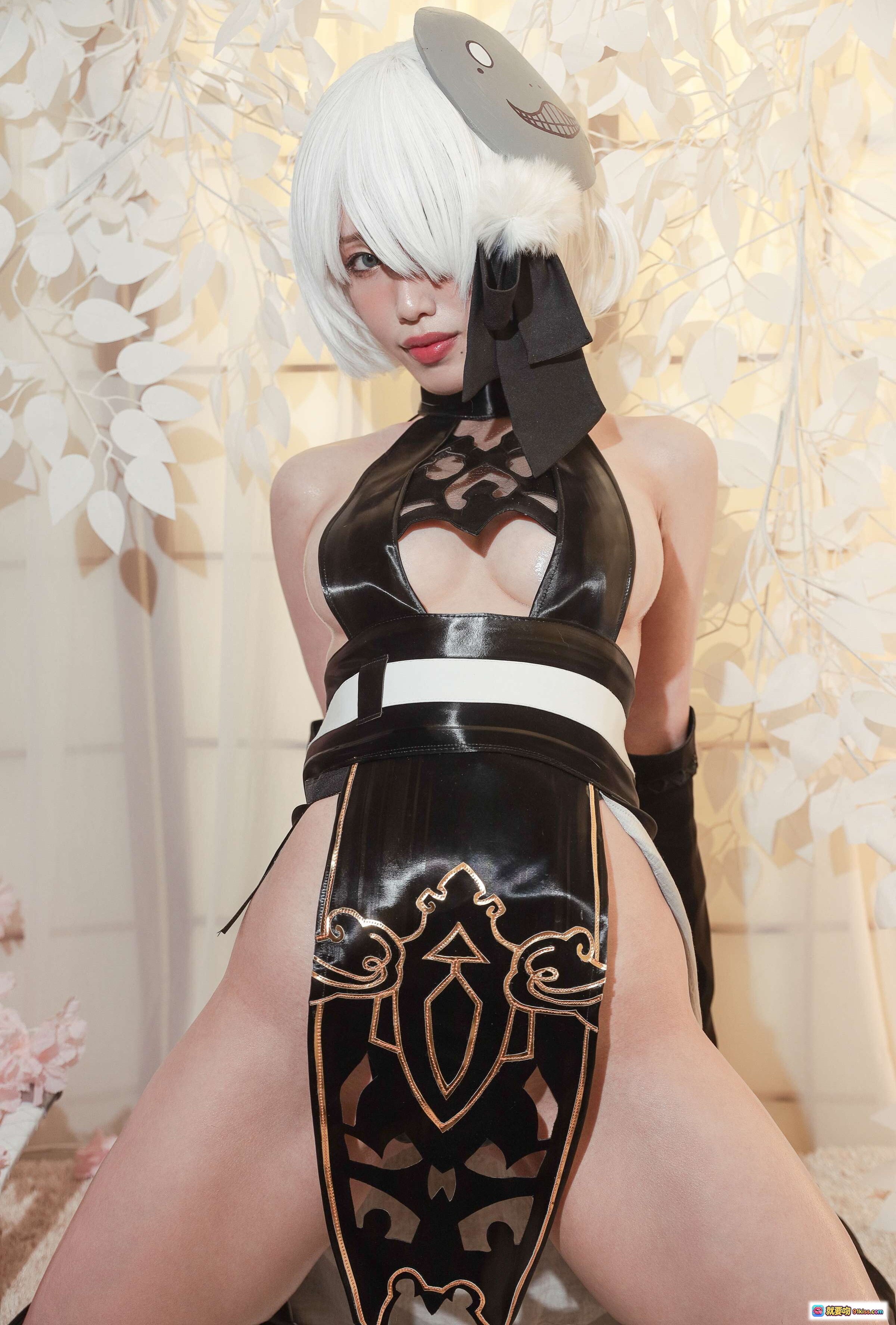 图片[10] - eliza喵喵 NO.001 2B忍者Cosplay写真 31P 白发黑衣性感造型 日式和风场景 精致妆容与皮革服饰 沉浸式角色扮演美图 - 就要吻