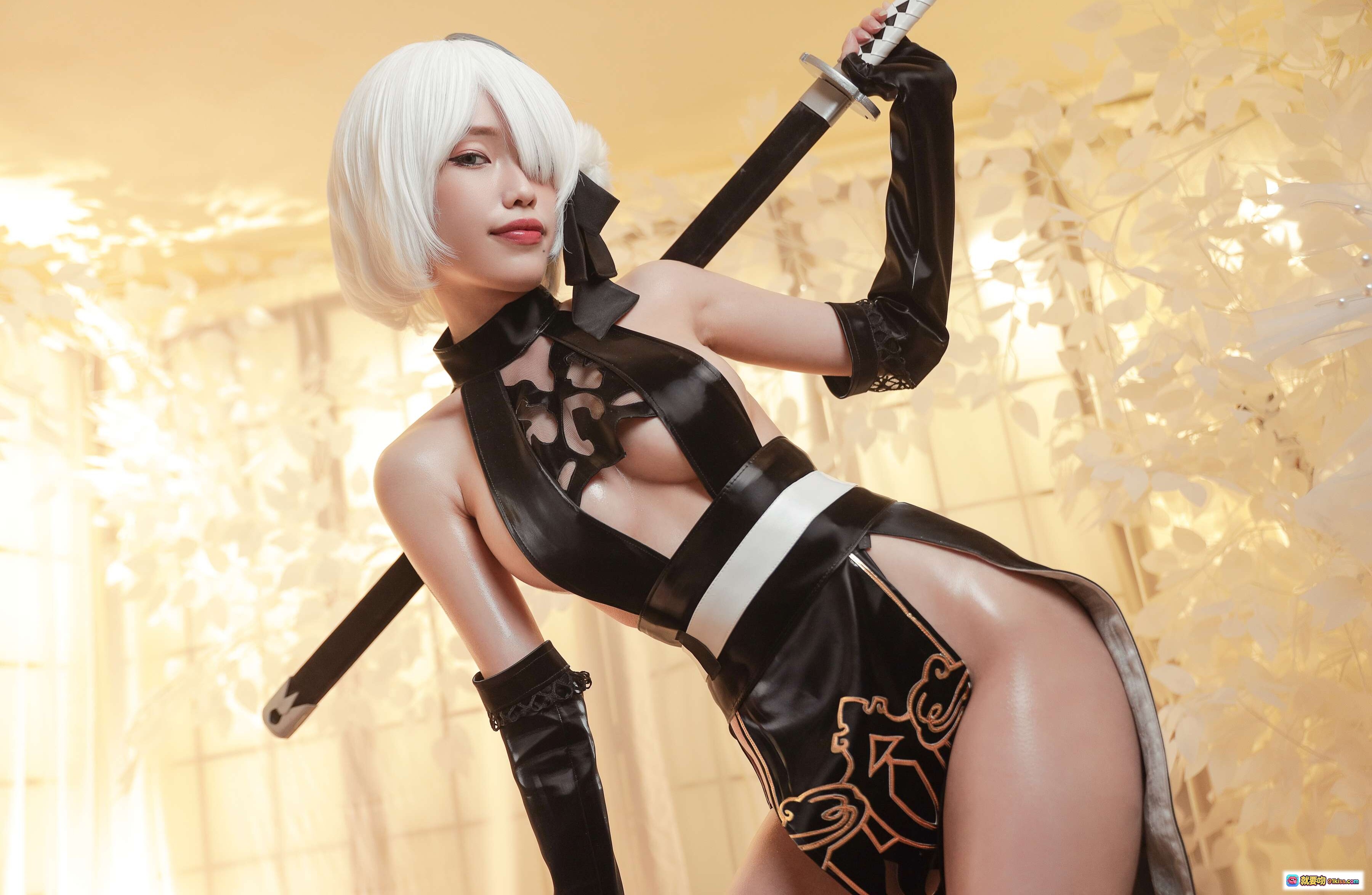 图片[8] - eliza喵喵 NO.001 2B忍者Cosplay写真 31P 白发黑衣性感造型 日式和风场景 精致妆容与皮革服饰 沉浸式角色扮演美图 - 就要吻