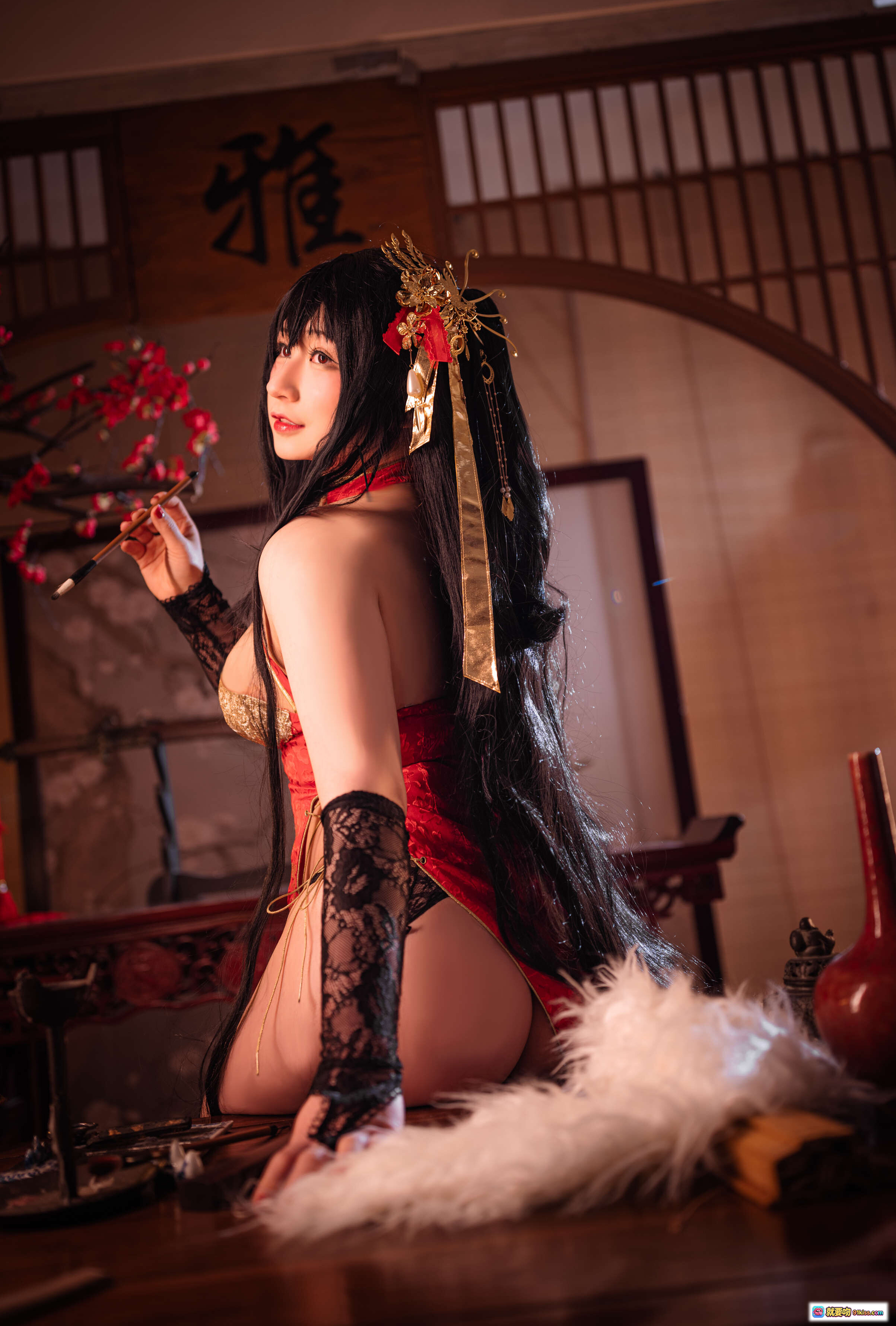 图片[8] - Coser Zyra秋 大凤 Cosplay写真 | 红色旗袍+渔网袜+高跟鞋+古风场景+精致妆造+优雅坐姿+日系二次元角色扮演 - 就要吻