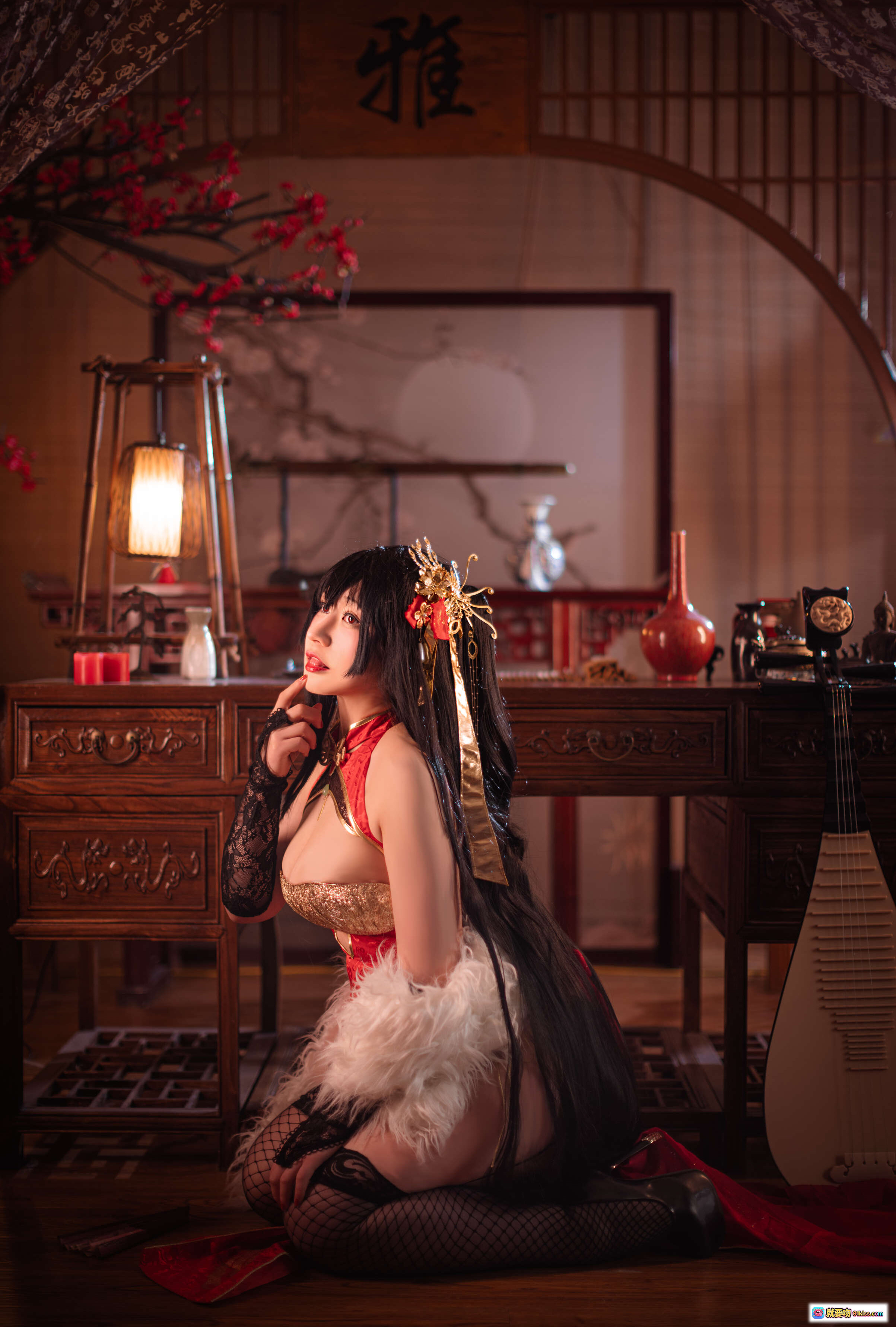 图片[5] - Coser Zyra秋 大凤 Cosplay写真 | 红色旗袍+渔网袜+高跟鞋+古风场景+精致妆造+优雅坐姿+日系二次元角色扮演 - 就要吻