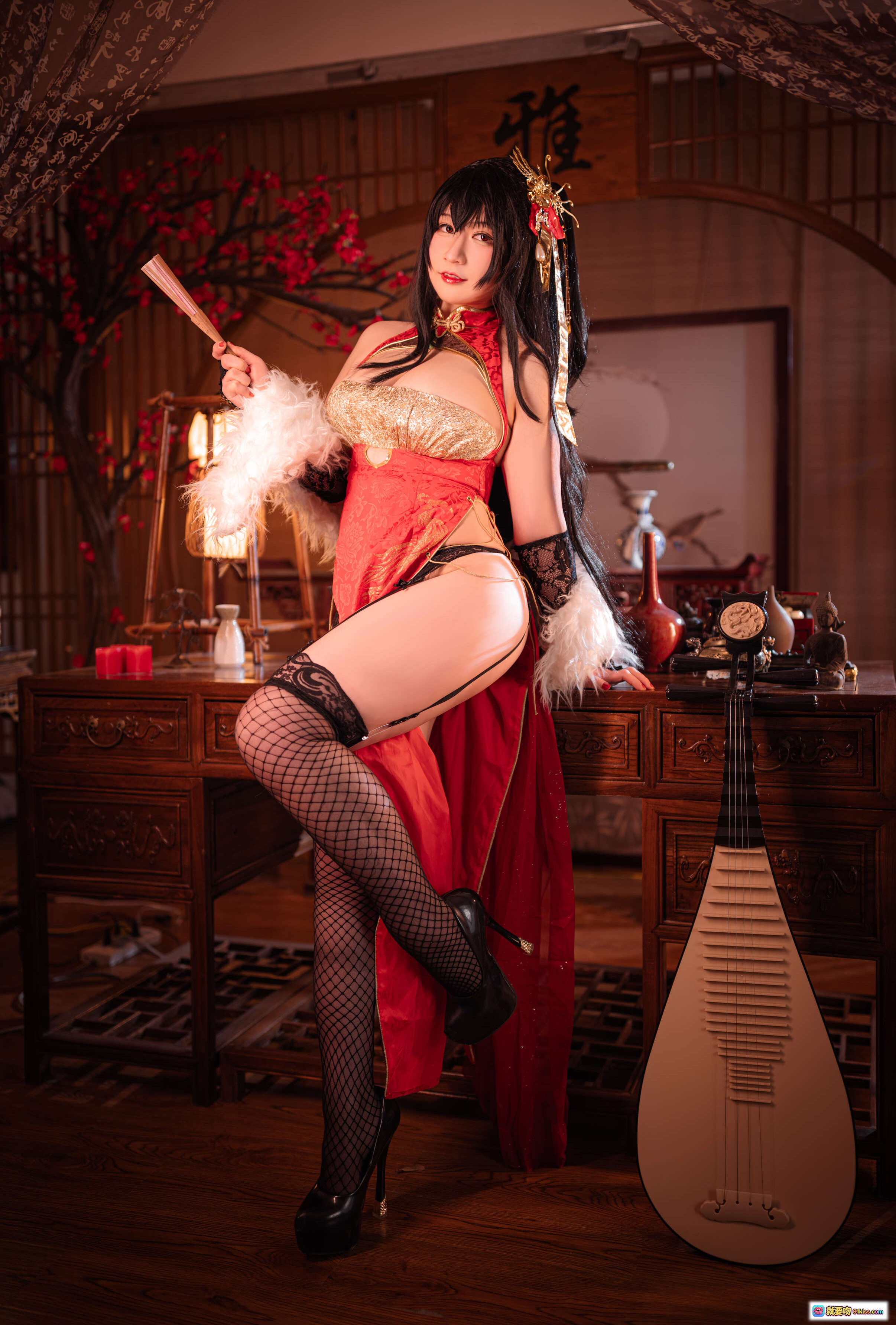 图片[4] - Coser Zyra秋 大凤 Cosplay写真 | 红色旗袍+渔网袜+高跟鞋+古风场景+精致妆造+优雅坐姿+日系二次元角色扮演 - 就要吻
