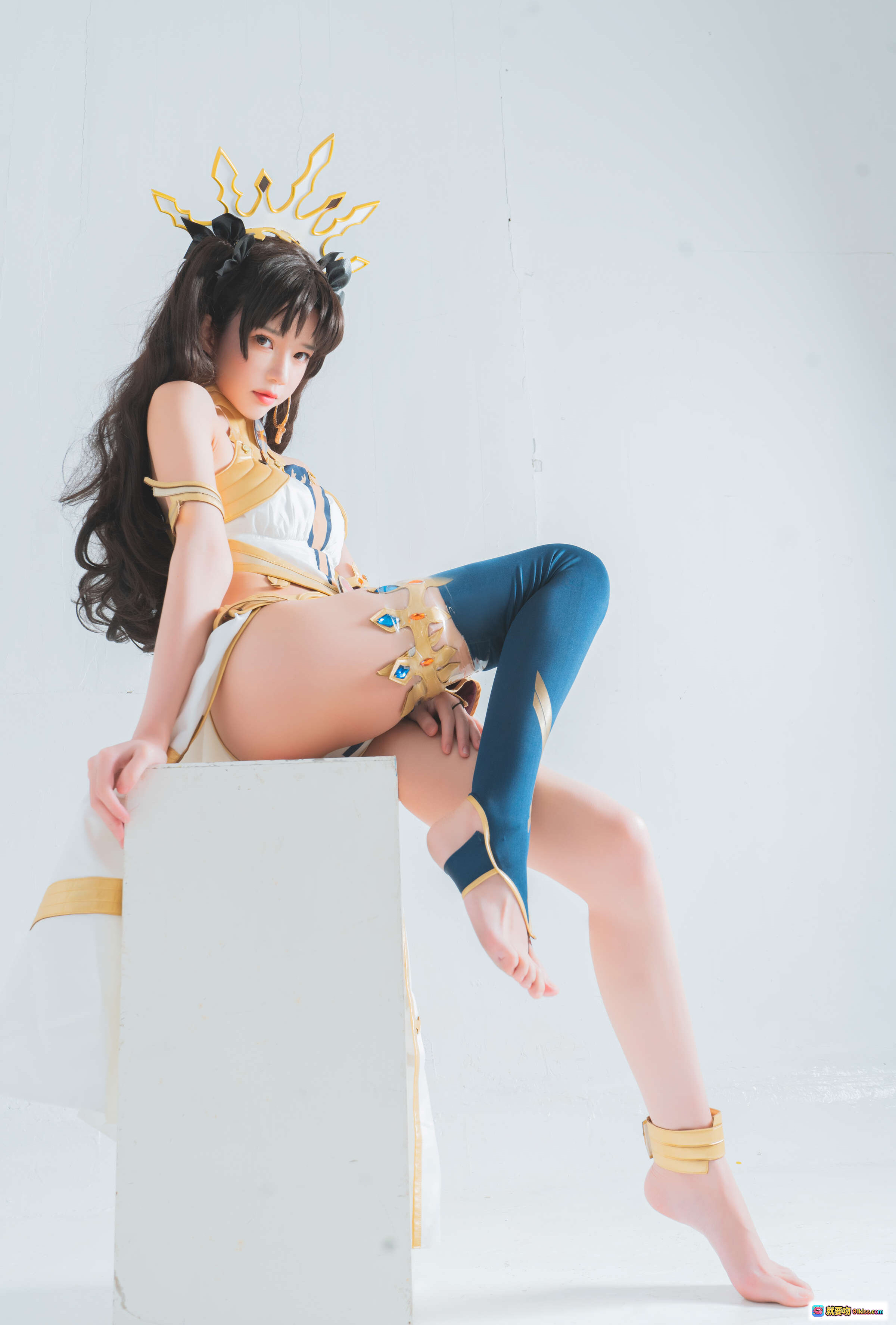图片[7] - 桜桃喵NO.112弓凛Cosplay写真｜华丽金冠白金战衣｜性感露背绑带造型｜精致细节还原角色魅力 - 就要吻