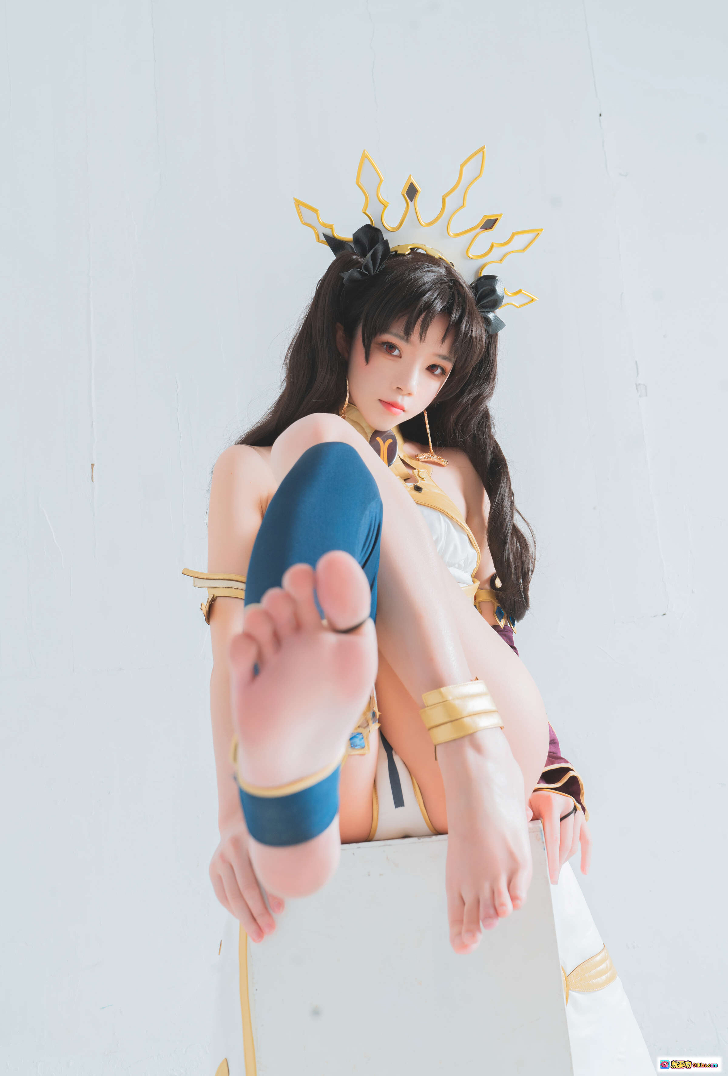 图片[6] - 桜桃喵NO.112弓凛Cosplay写真｜华丽金冠白金战衣｜性感露背绑带造型｜精致细节还原角色魅力 - 就要吻