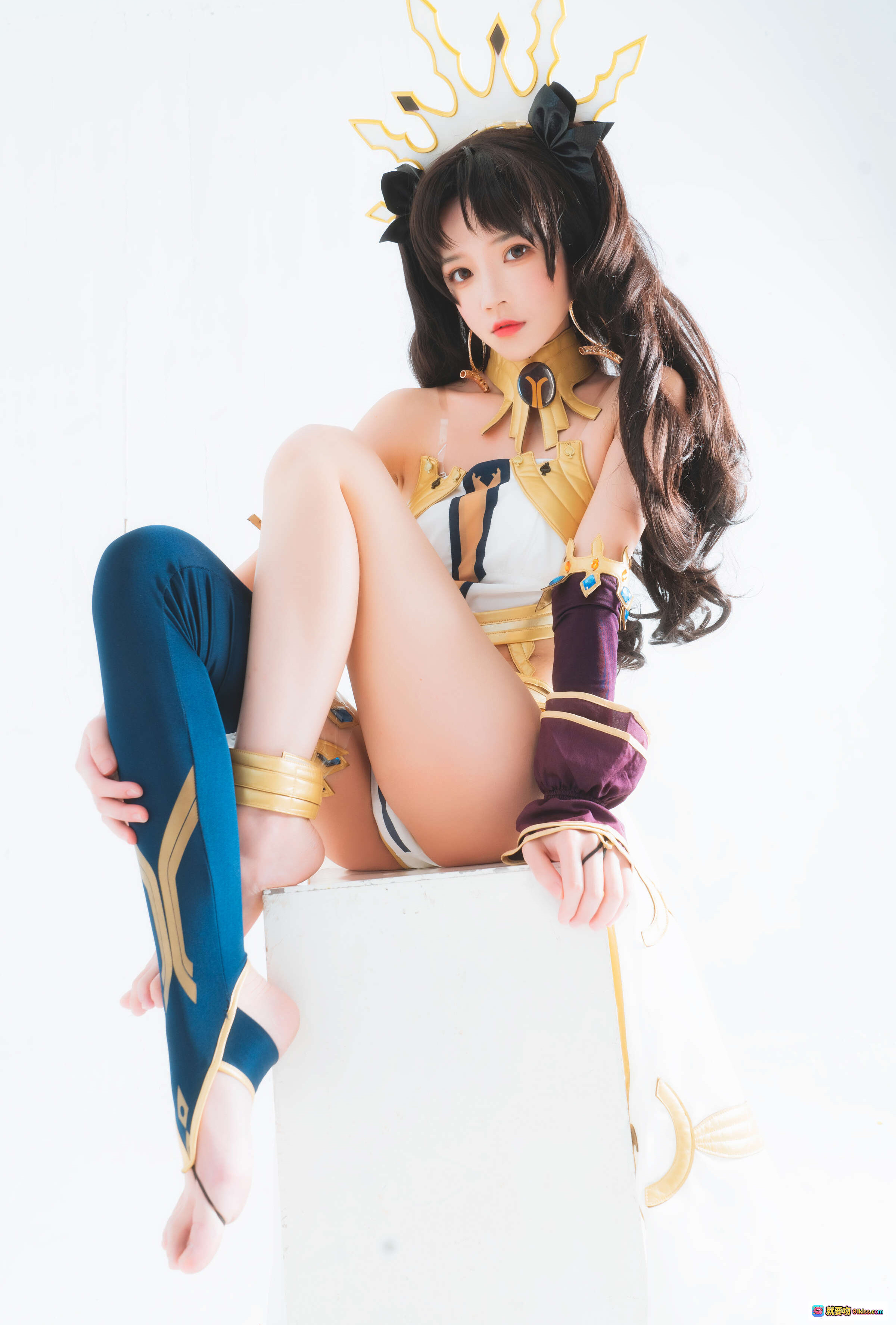 图片[10] - 桜桃喵NO.112弓凛Cosplay写真｜华丽金冠白金战衣｜性感露背绑带造型｜精致细节还原角色魅力 - 就要吻