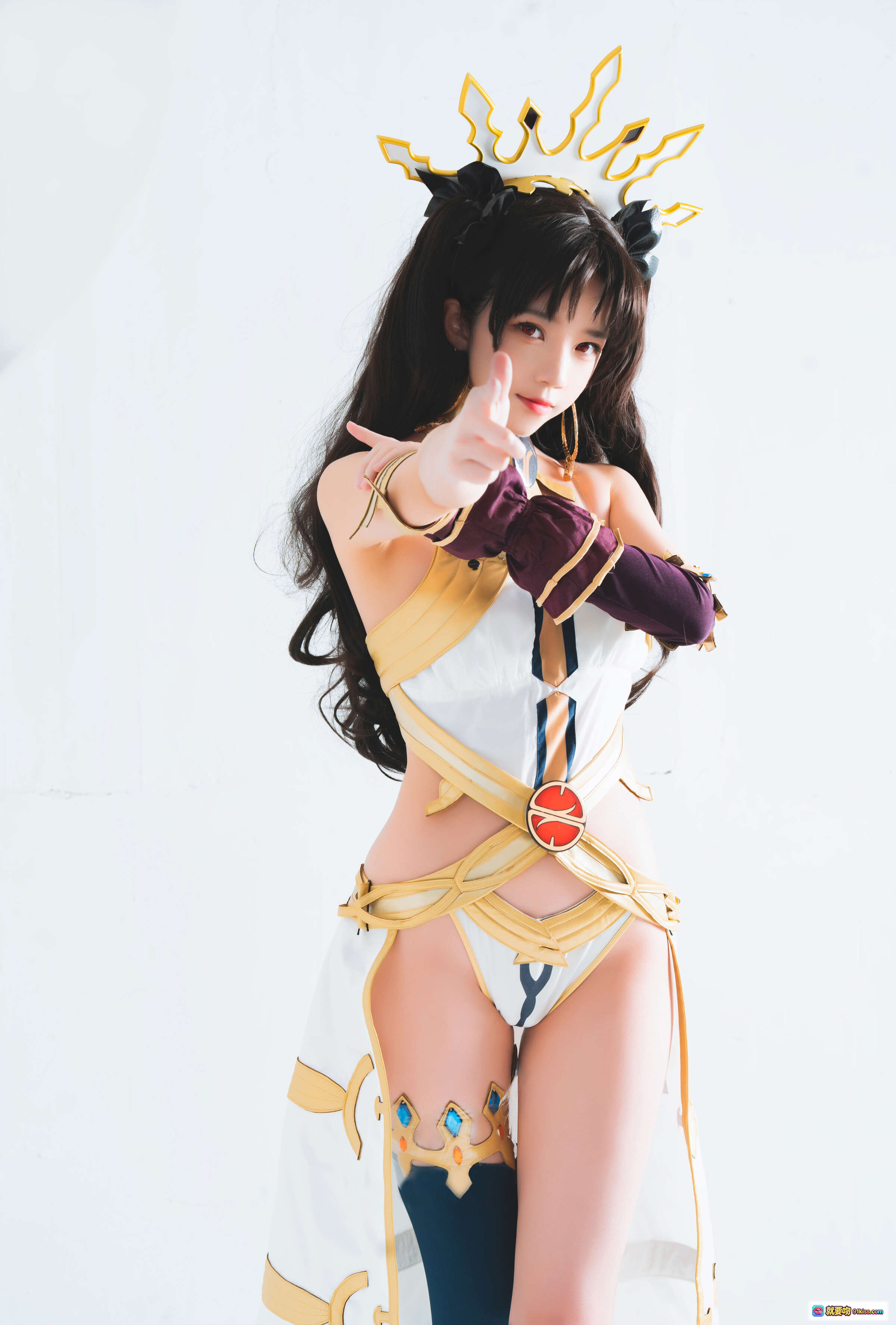 桜桃喵NO.112弓凛Cosplay写真｜华丽金冠白金战衣｜性感露背绑带造型｜精致细节还原角色魅力 - 就要吻