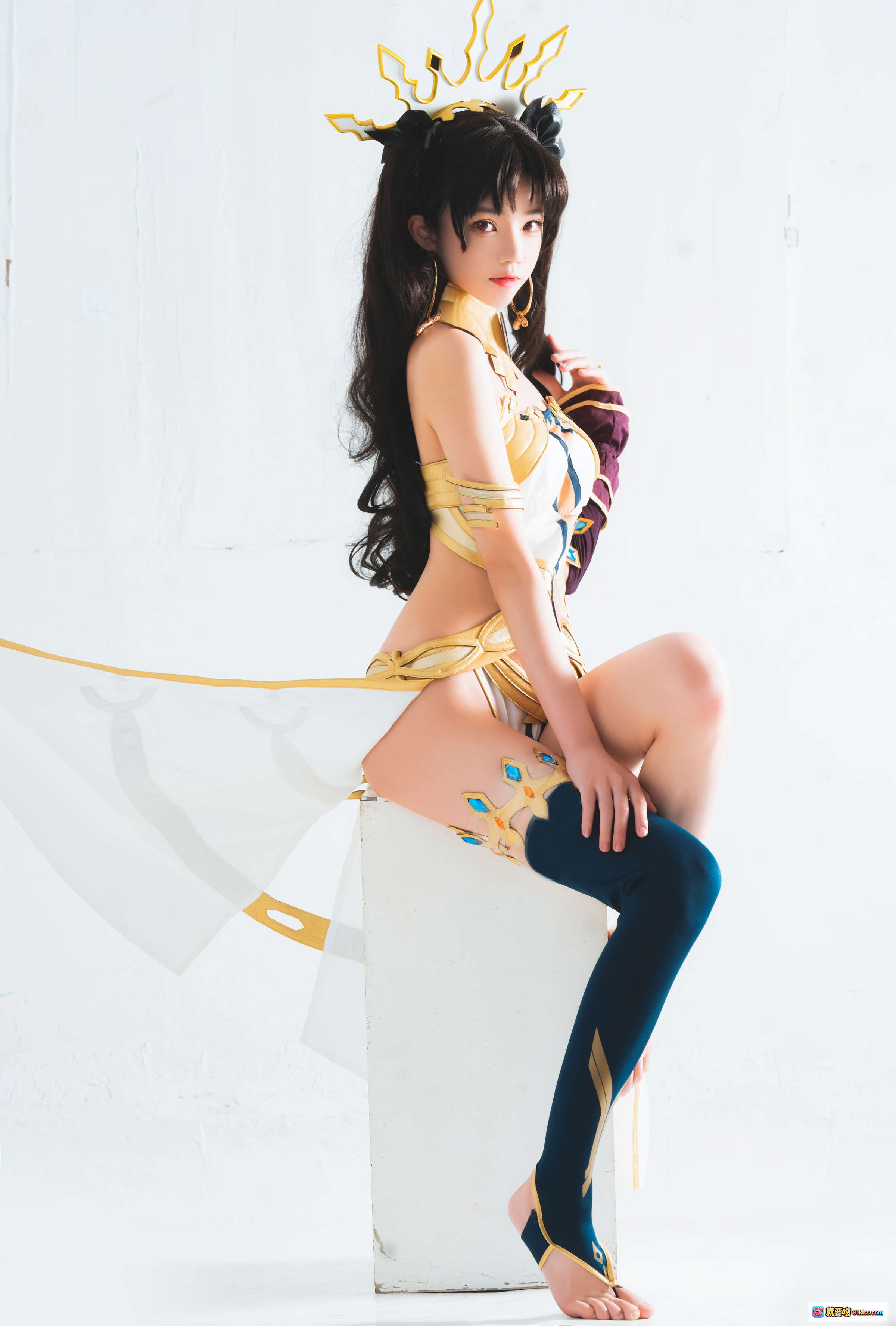 图片[3] - 桜桃喵NO.112弓凛Cosplay写真｜华丽金冠白金战衣｜性感露背绑带造型｜精致细节还原角色魅力 - 就要吻