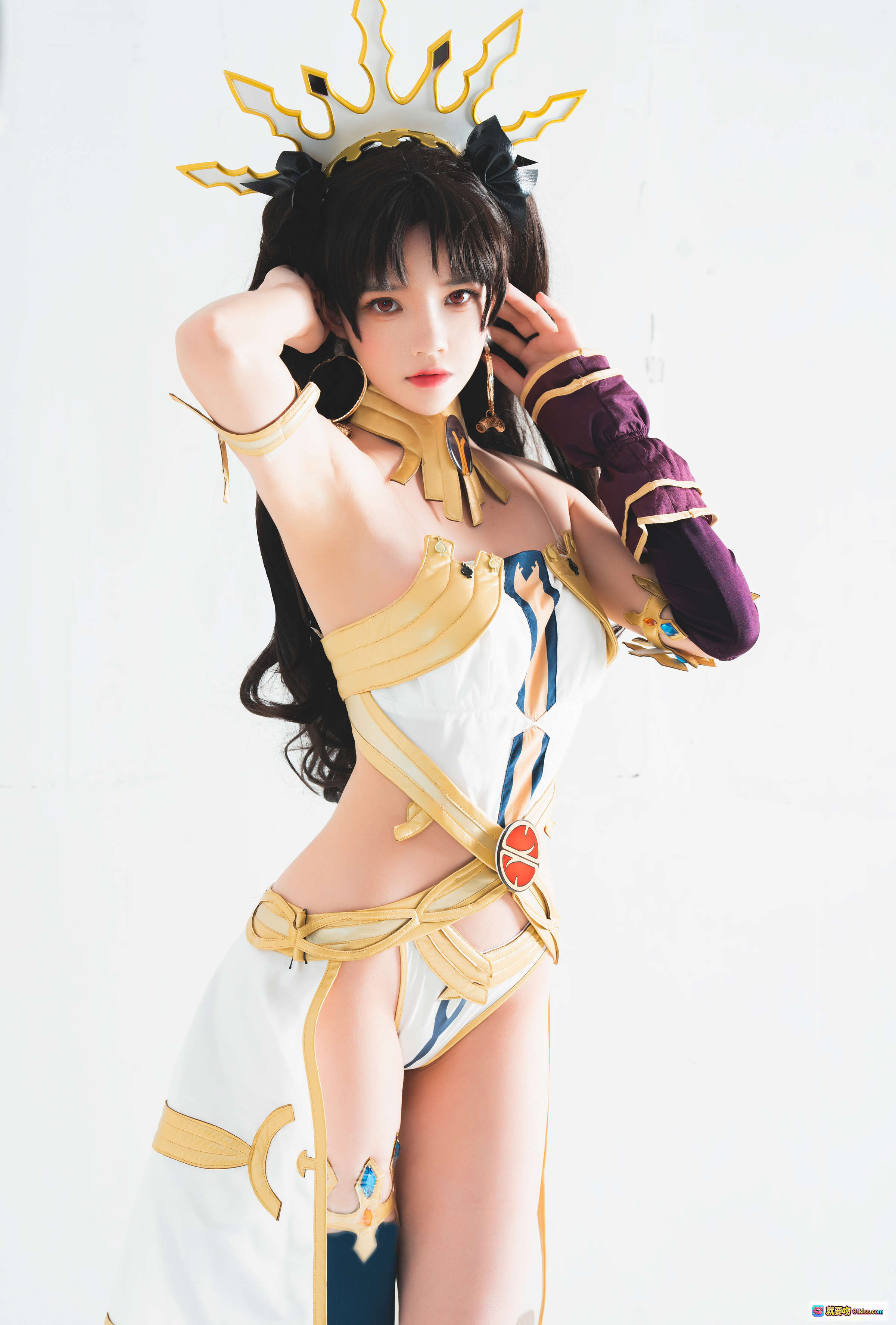 图片[2] - 桜桃喵NO.112弓凛Cosplay写真｜华丽金冠白金战衣｜性感露背绑带造型｜精致细节还原角色魅力 - 就要吻