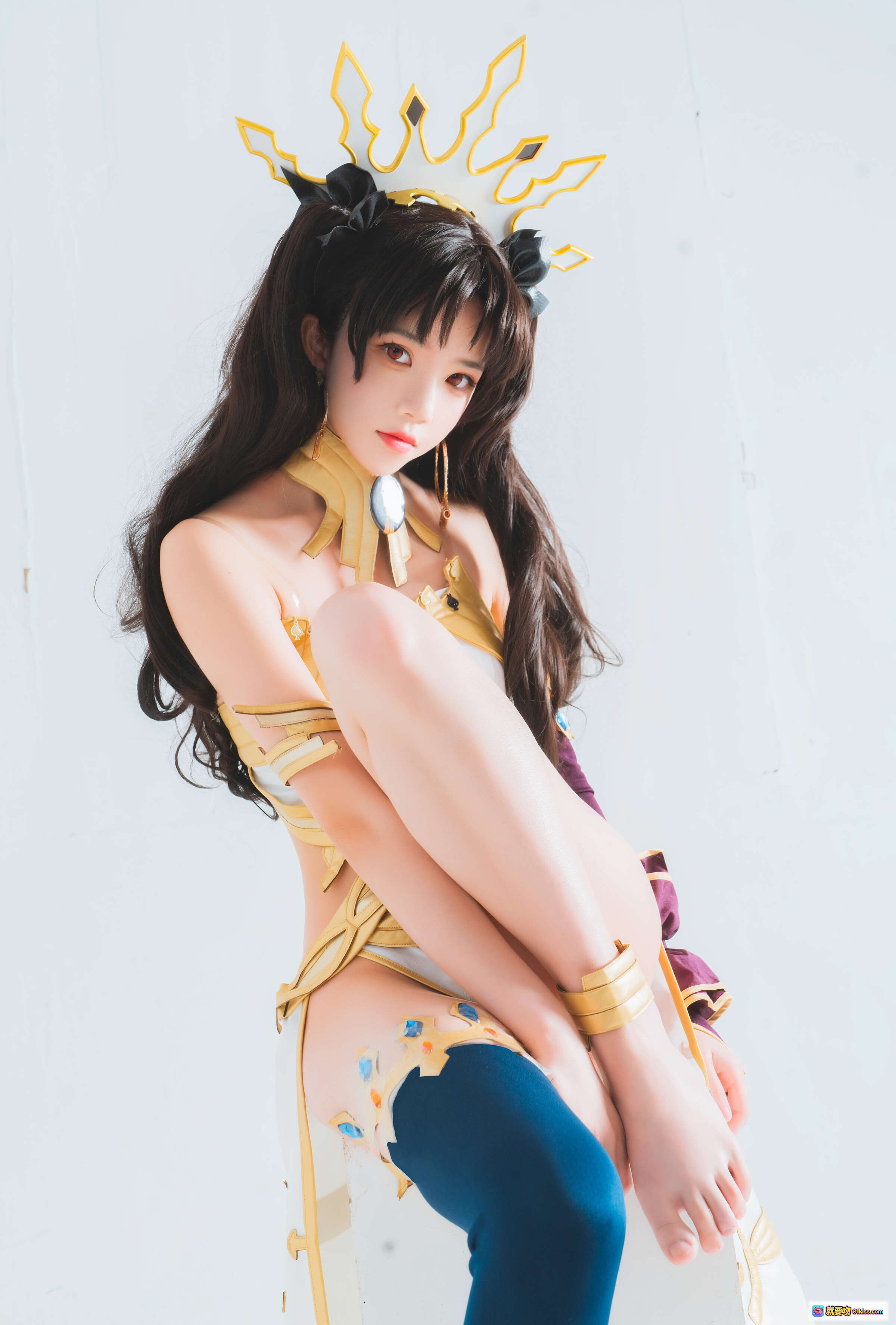 图片[4] - 桜桃喵NO.112弓凛Cosplay写真｜华丽金冠白金战衣｜性感露背绑带造型｜精致细节还原角色魅力 - 就要吻