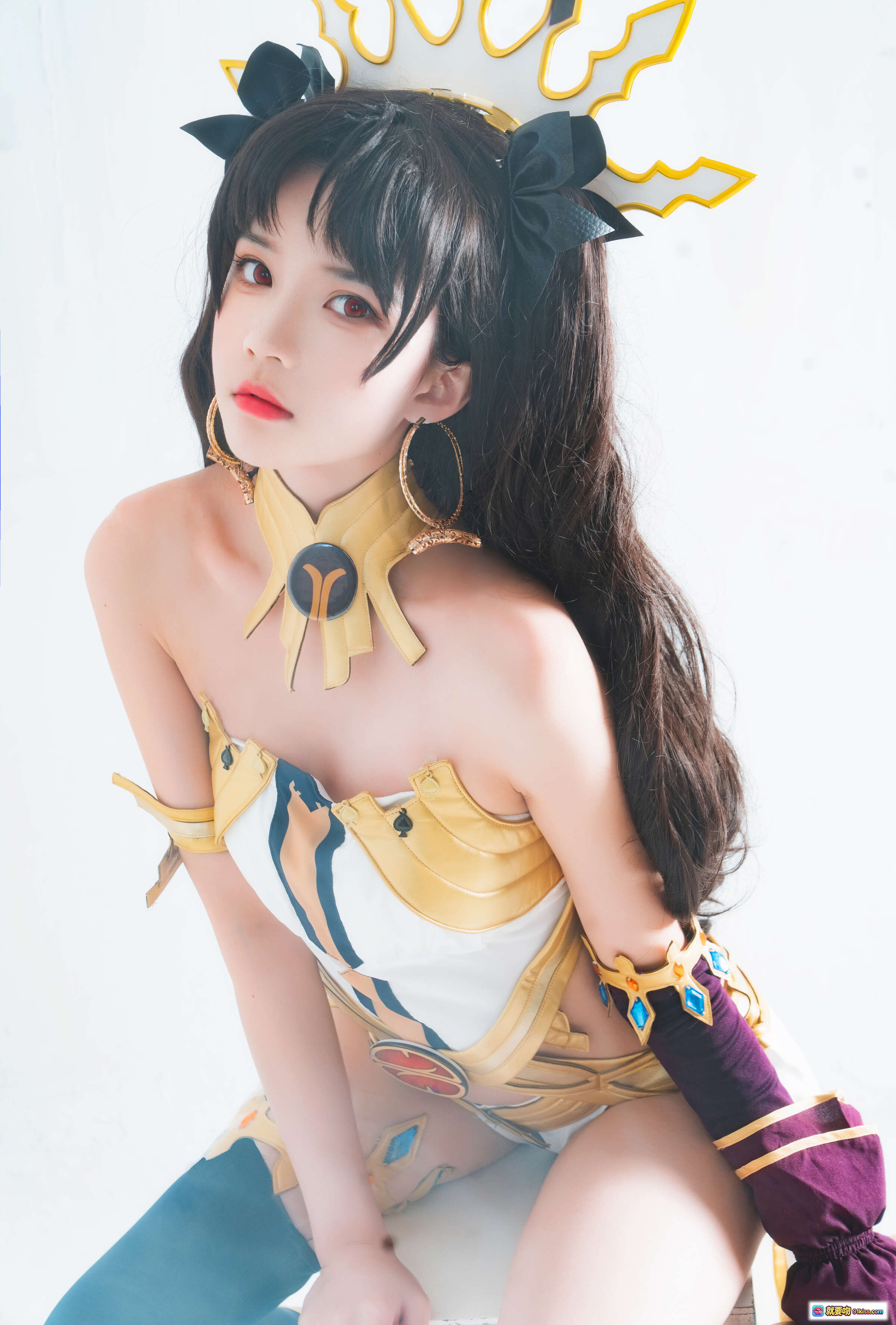 图片[8] - 桜桃喵NO.112弓凛Cosplay写真｜华丽金冠白金战衣｜性感露背绑带造型｜精致细节还原角色魅力 - 就要吻
